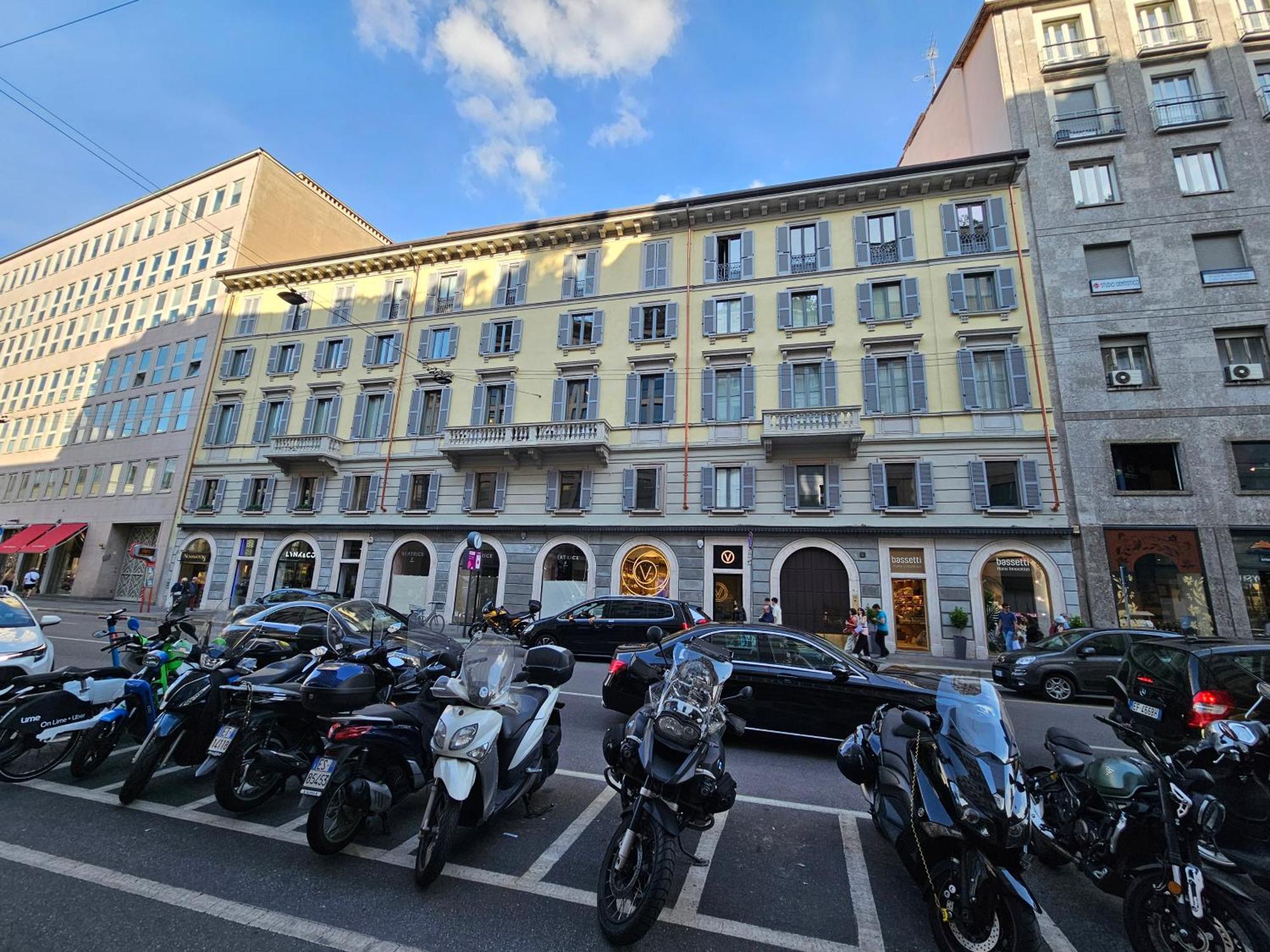 Exclusive Top Floor 2-bedroom Flat Apartment Mailand