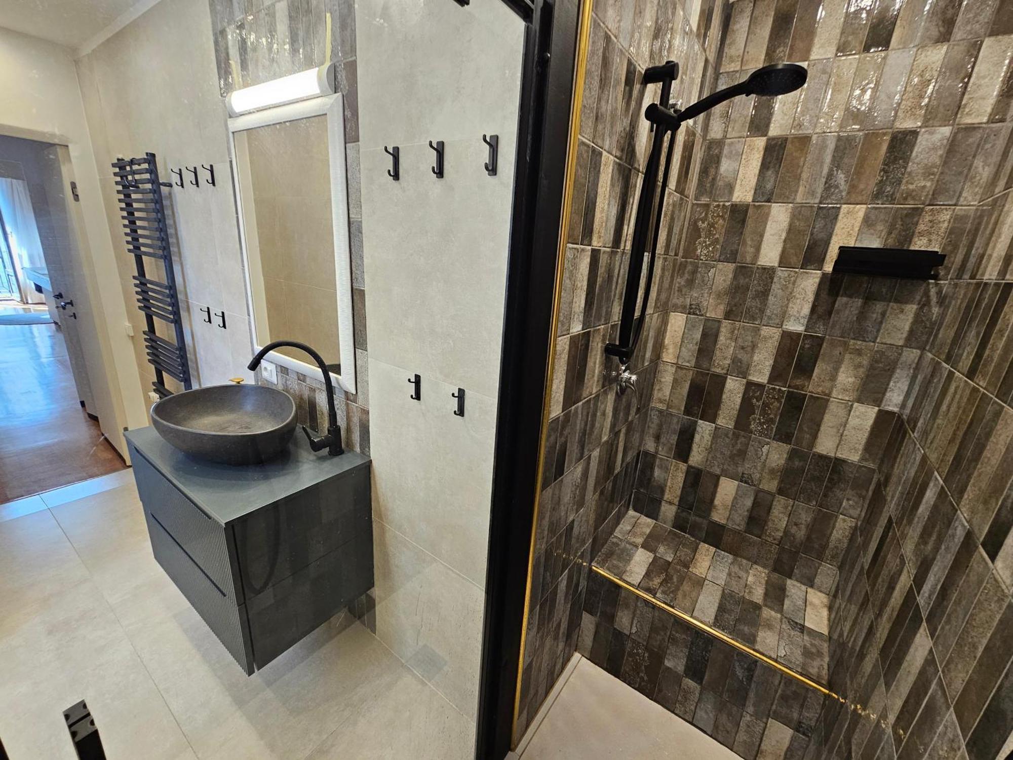 Exclusive Top Floor 2-bedroom Flat Apartment *