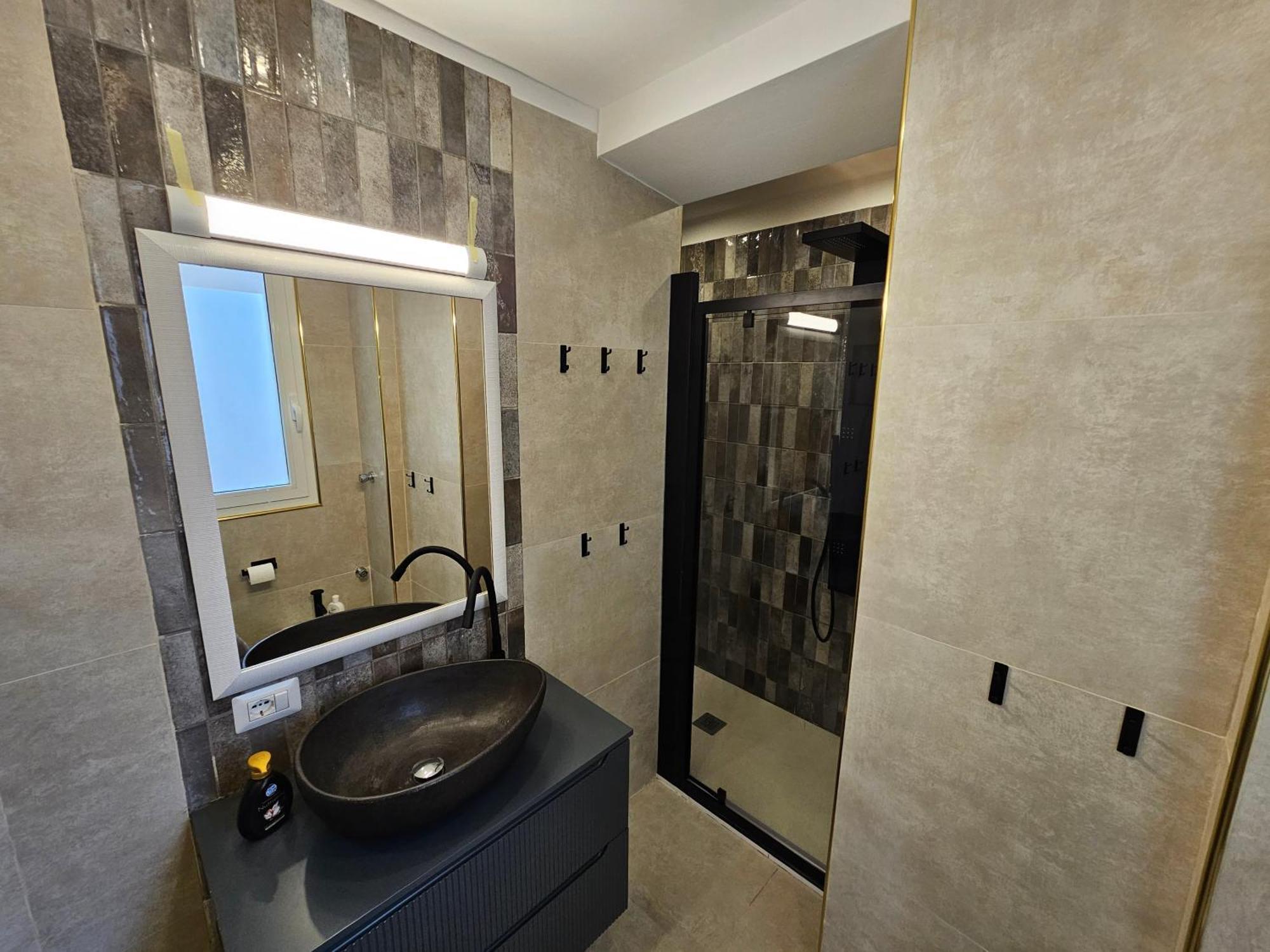 Exclusive Top Floor 2-bedroom Flat *
