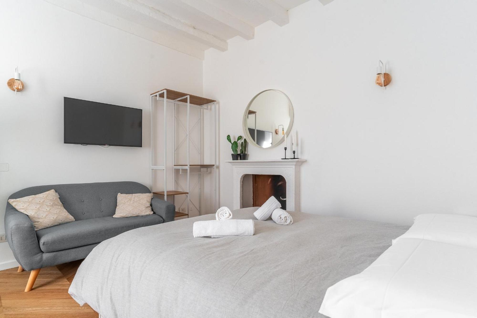 - Alzaia Naviglio Grande Apartment *