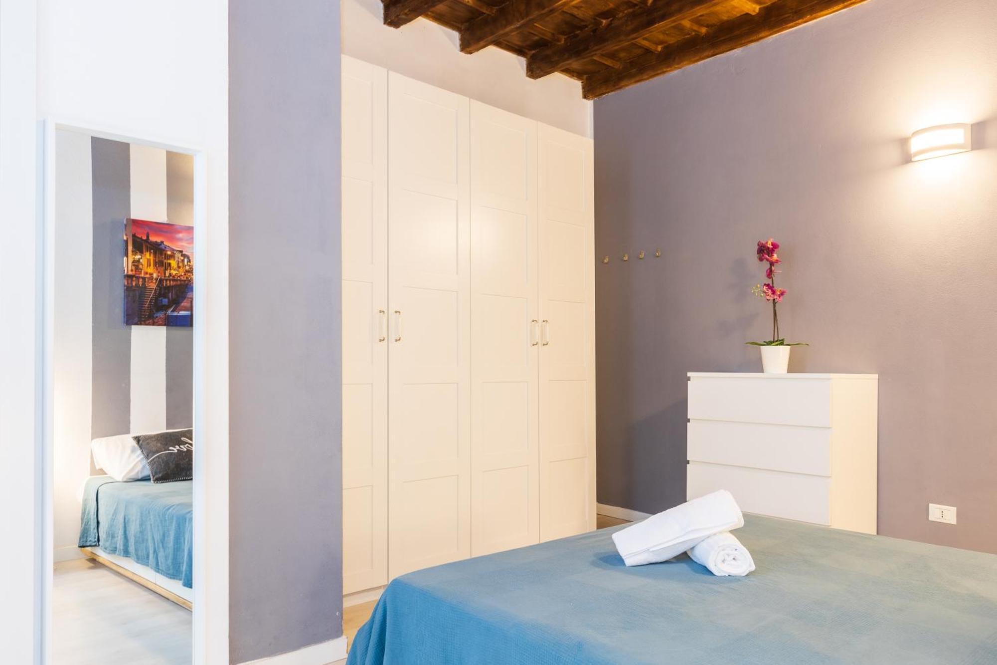 - Alzaia Naviglio Grande Apartment *