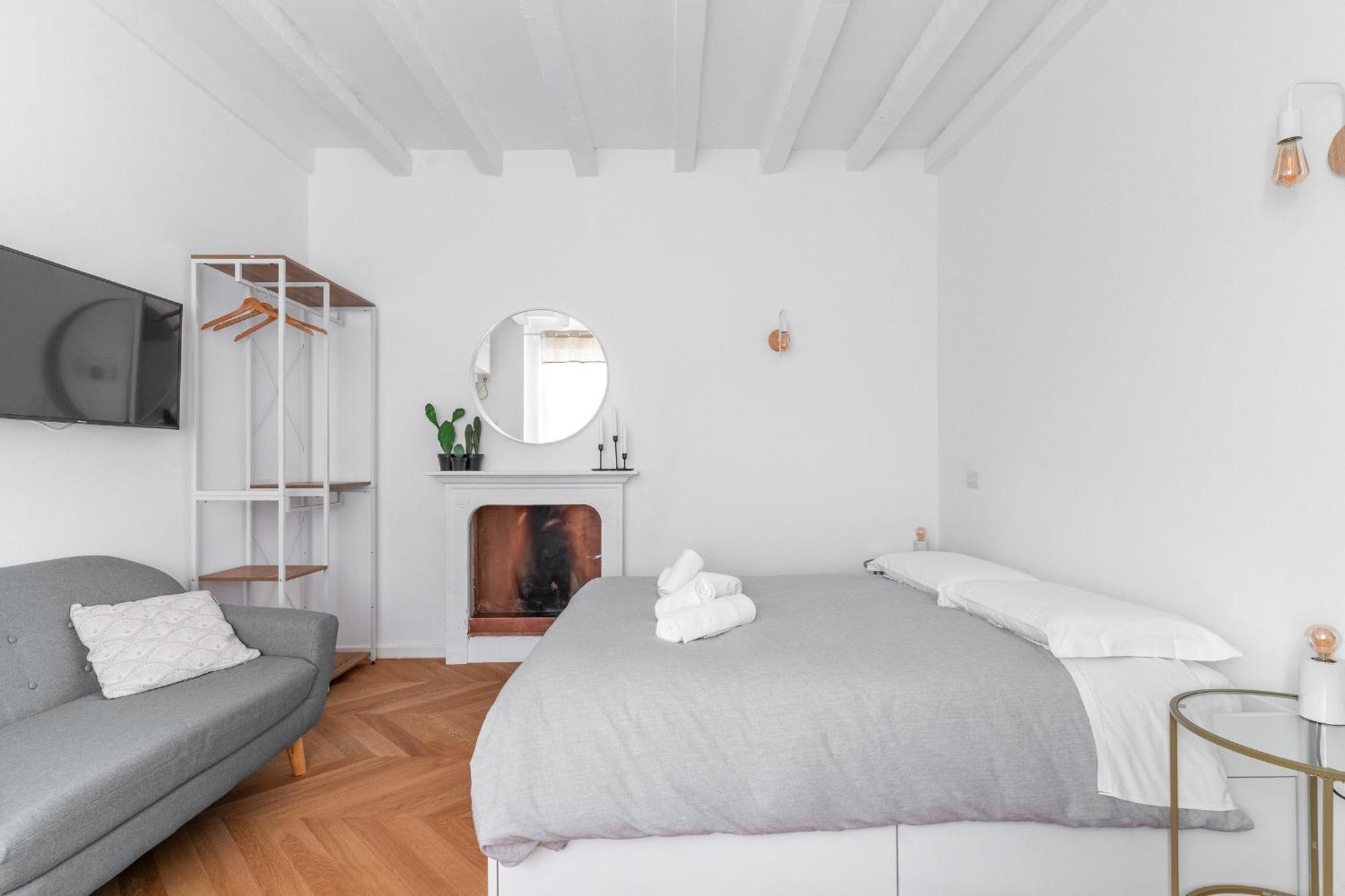 - Alzaia Naviglio Grande Apartment