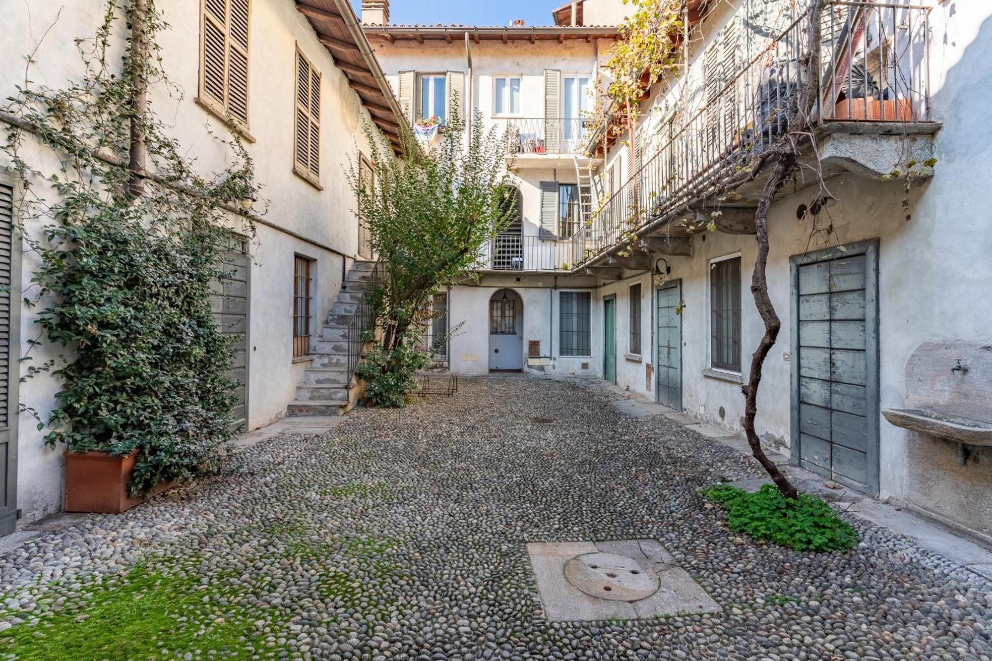 - Alzaia Naviglio Grande Mailand