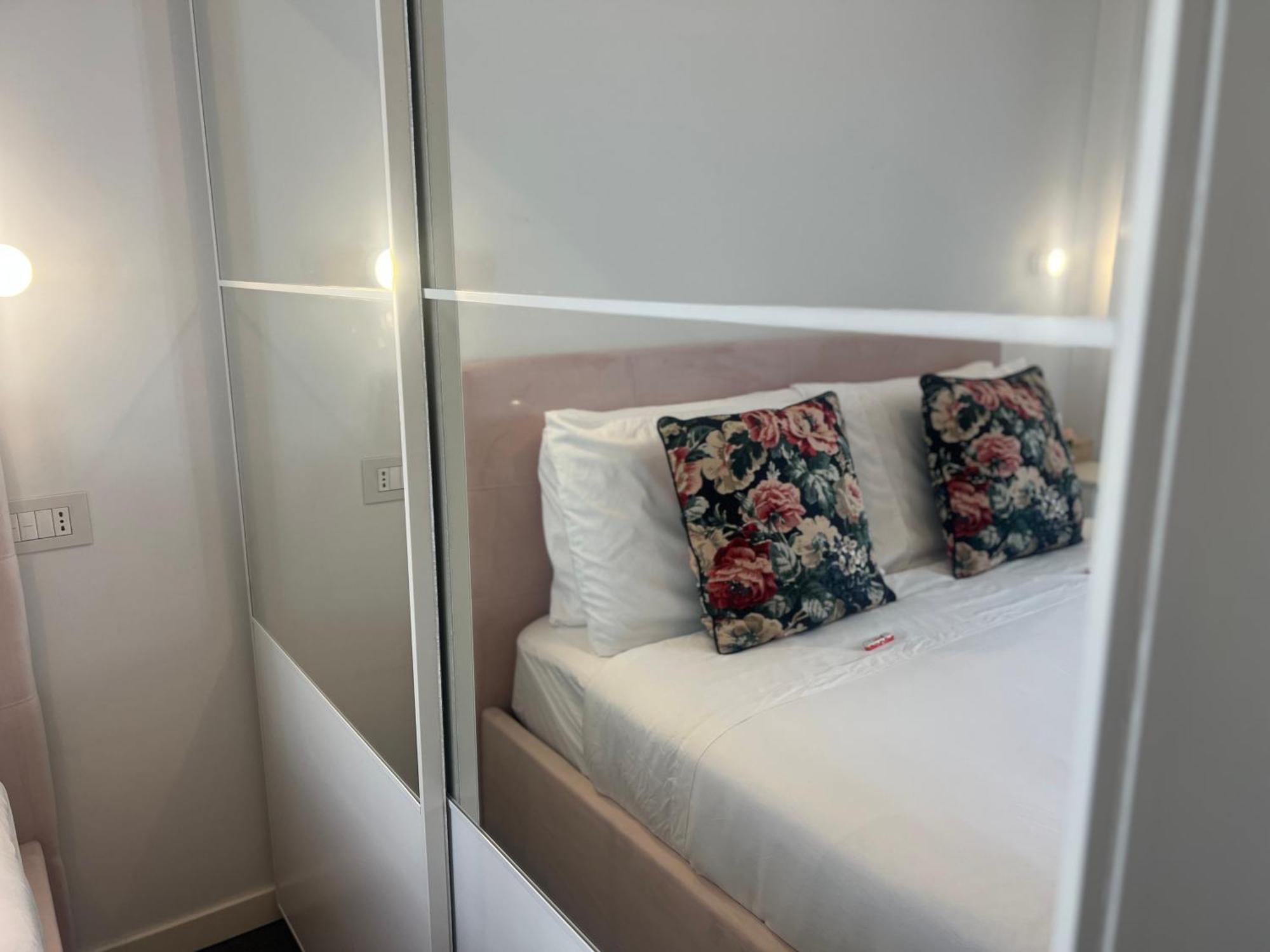 Apartment Regina In Melegnano - Wifi, Breakfast Box And Terrace