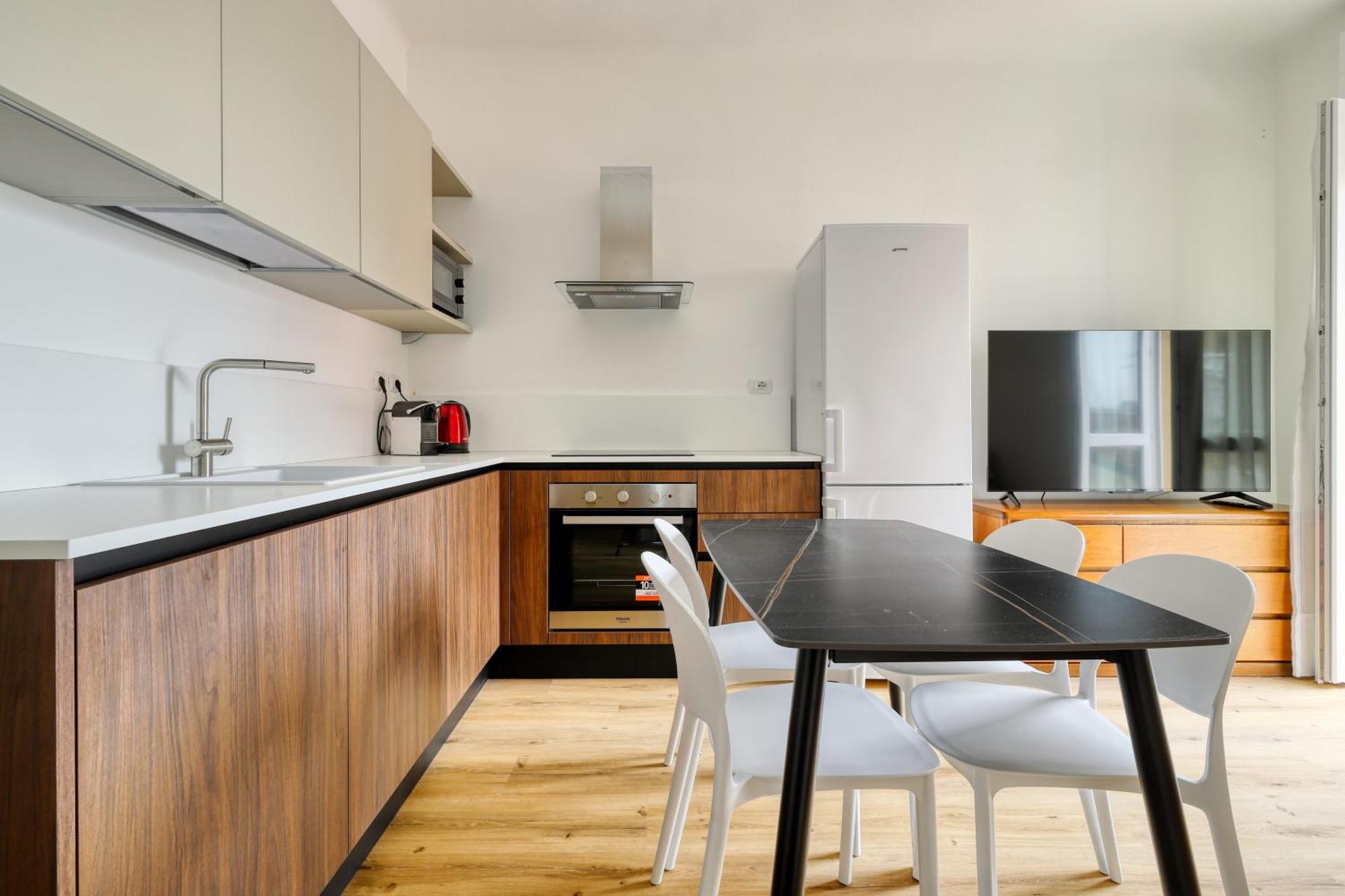 Joivy 1-bed With Balcony Near Subway