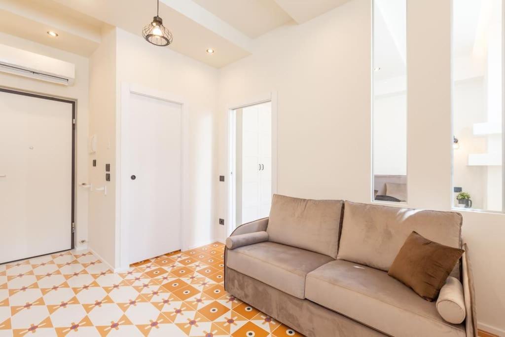 4fo6 Navigli-duomo -yellow Chic - Mailand