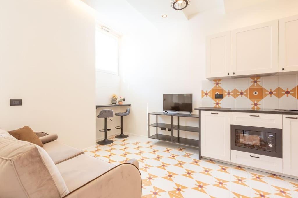 4fo6 Navigli-duomo -yellow Chic - Mailand