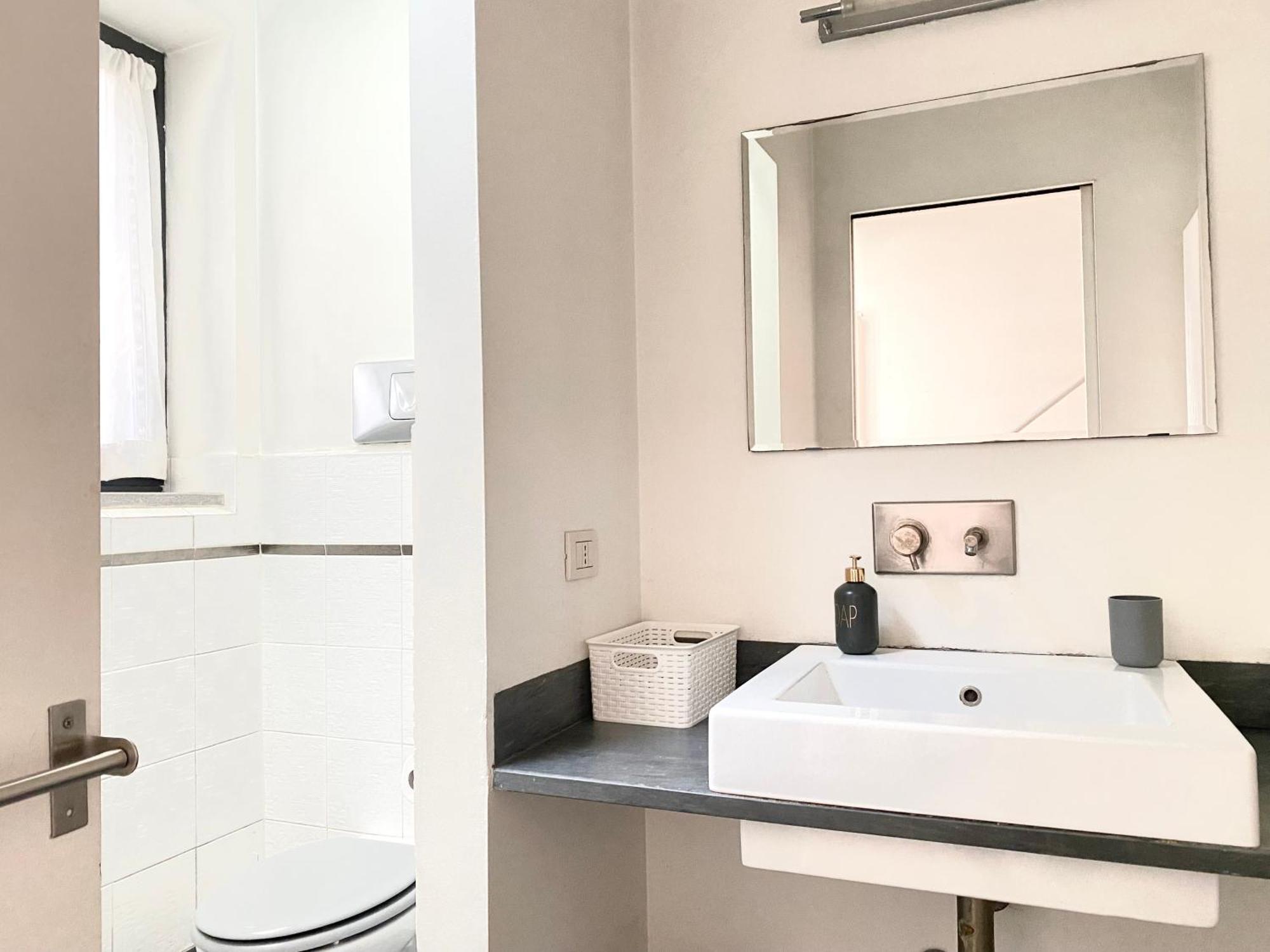 Sant Ambrogio With Private Terrace In Shared Flat Privatunterkunft *