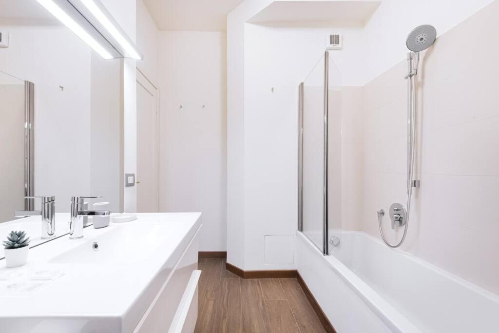 Easylife - Elegance A Few Steps From Citylife Next To M2 Pagano Apartment
