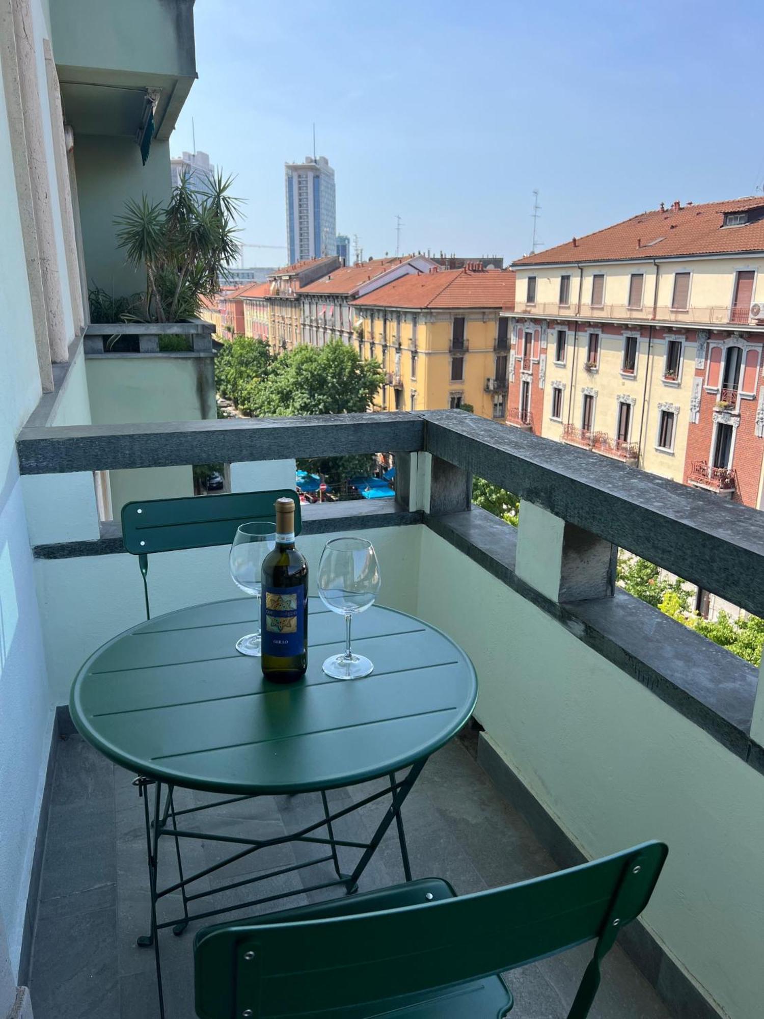 New With Balcony, Isola Bosco Verticale *