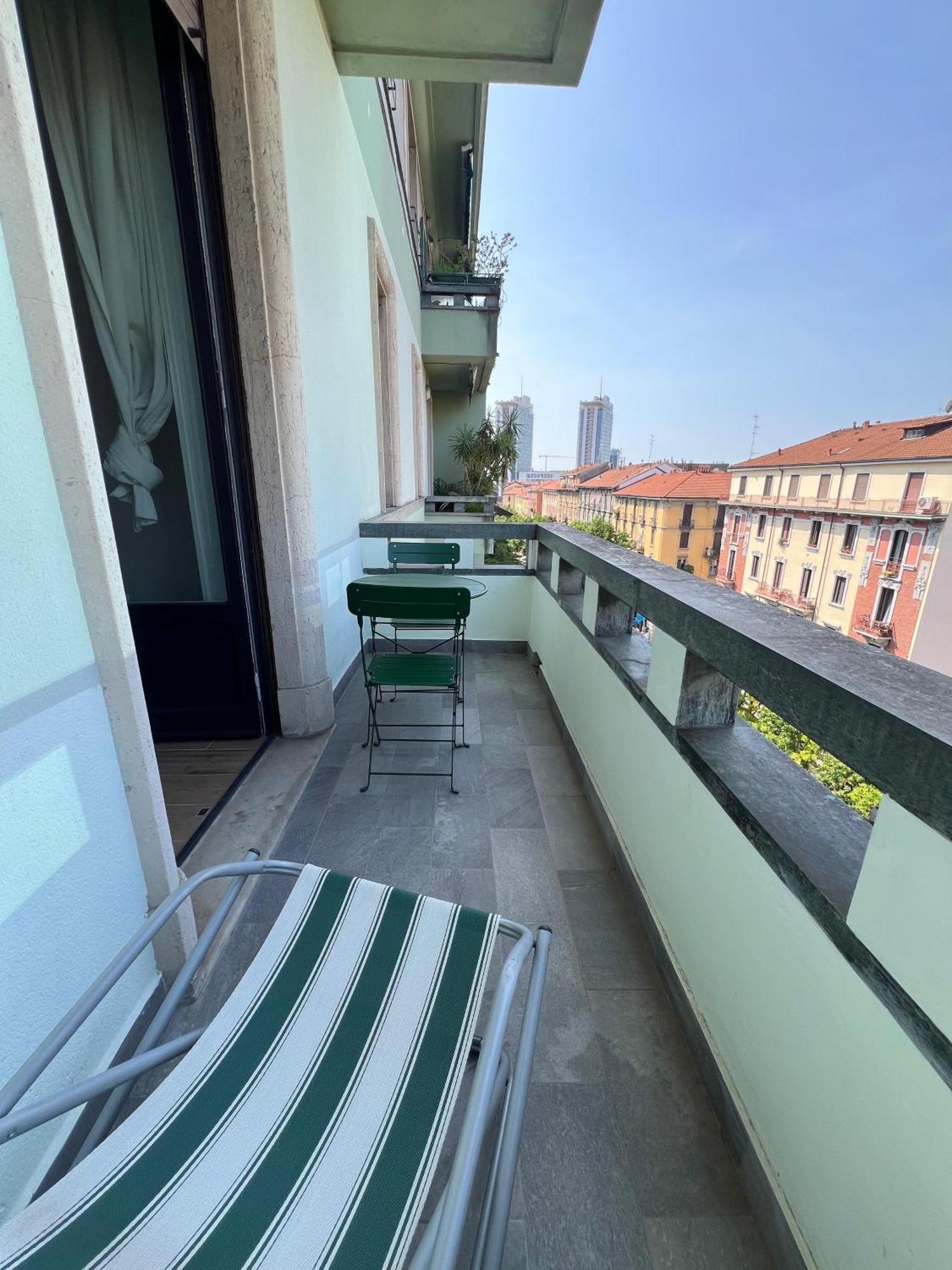 New With Balcony, Isola Bosco Verticale Milão