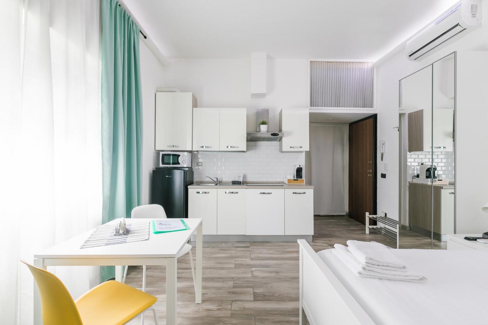 21 Ext Apartment *