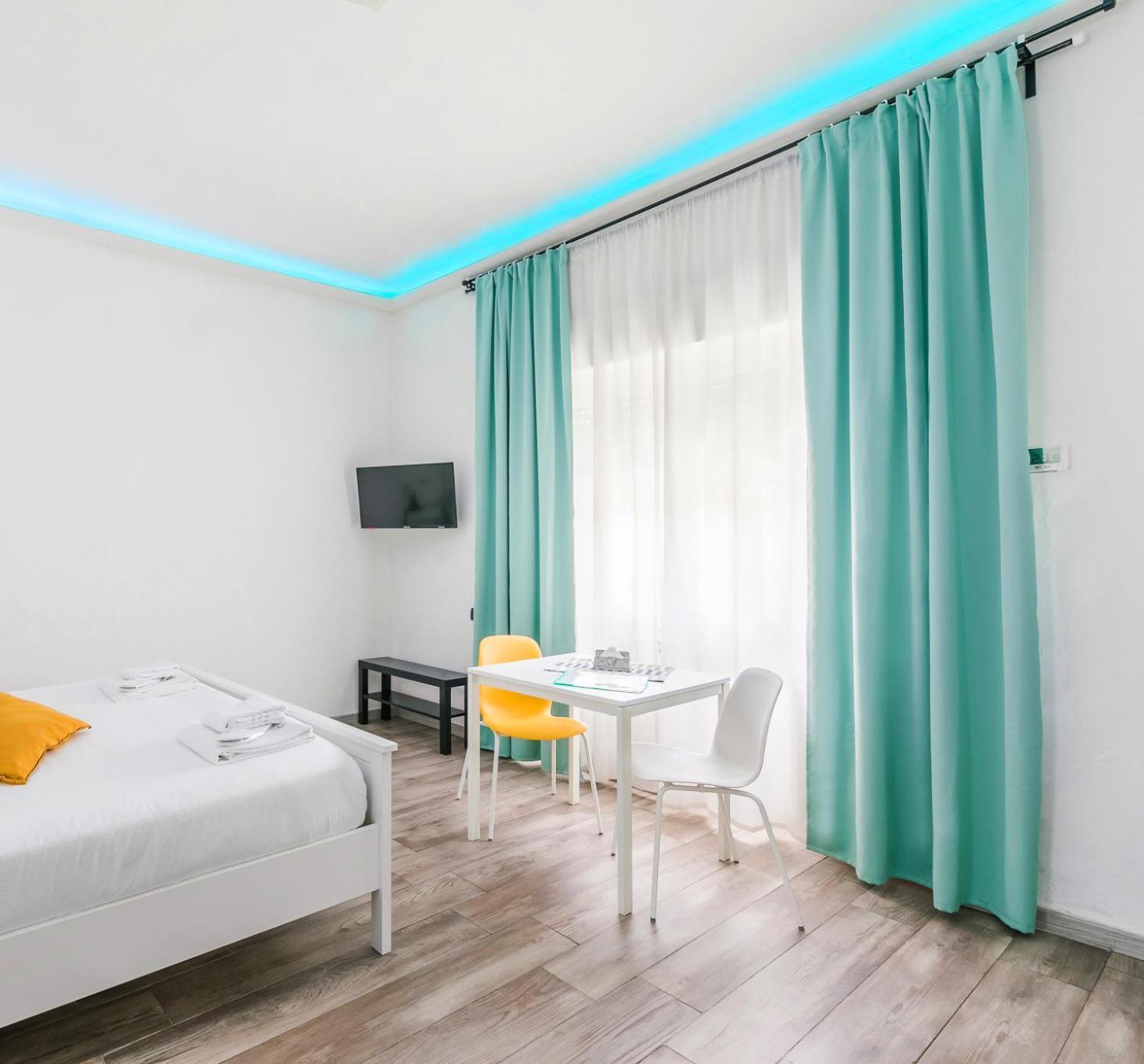 21 Ext Apartment *