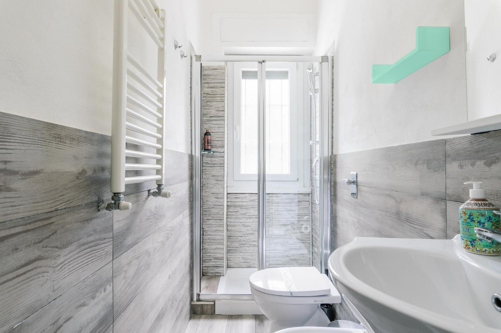 21 Ext Apartment *