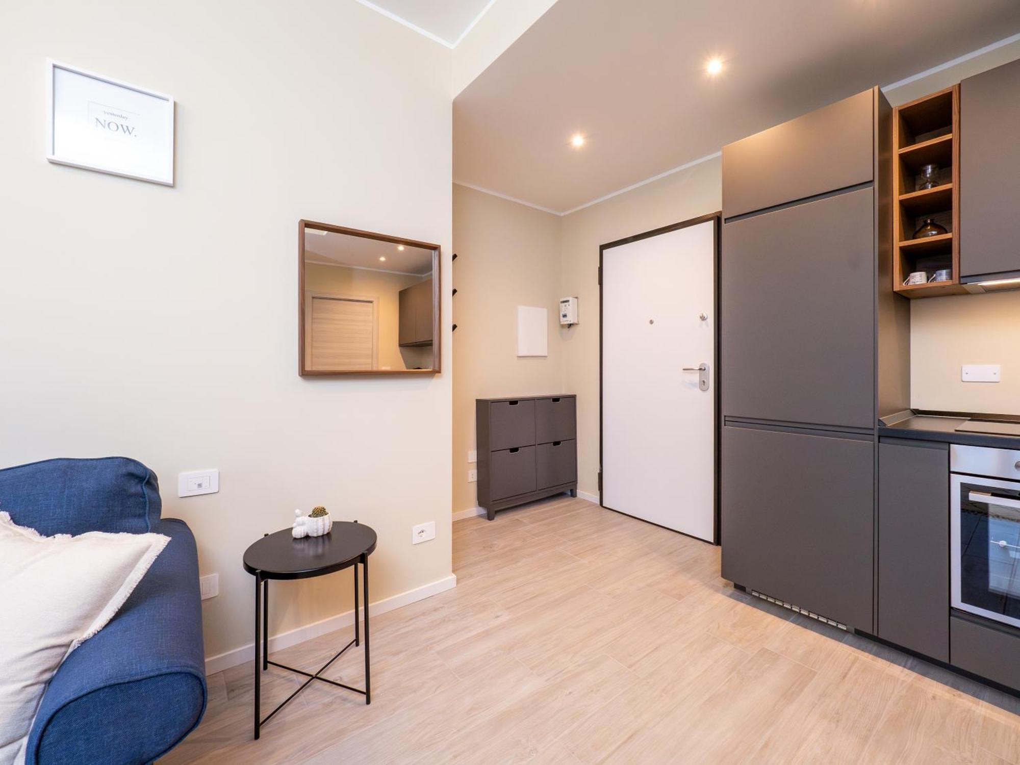 Modern 2br With Private Balcony, Steps To Metro Apartment Mailand