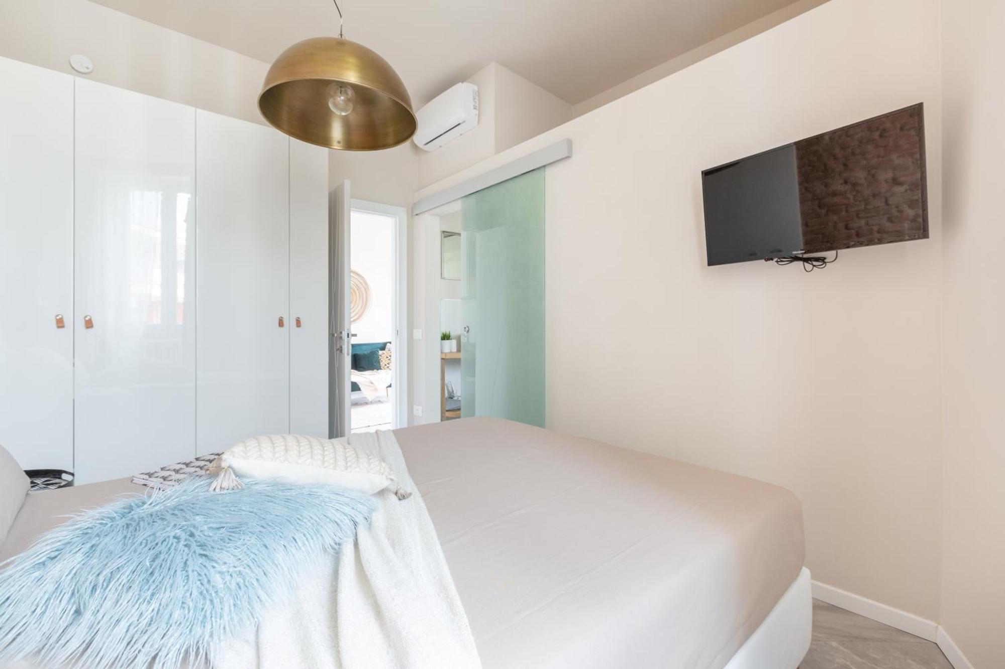 Apartment Stylish Skyline View Modern Amenities