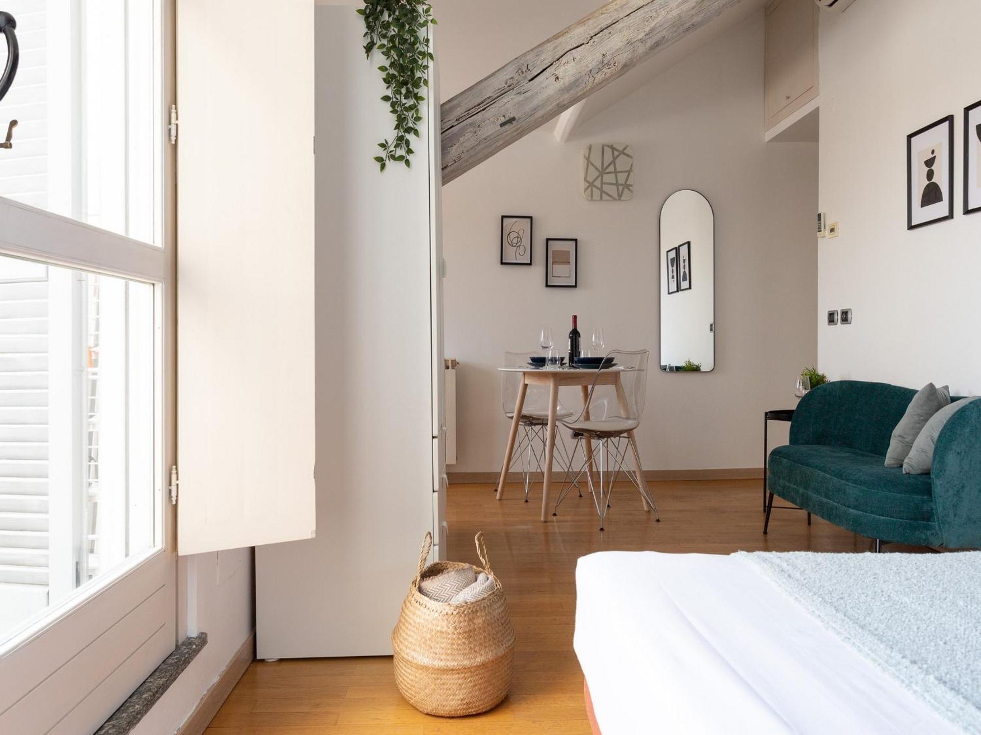 The Rent - Beautiful With Balcony In Porta Romana Milão