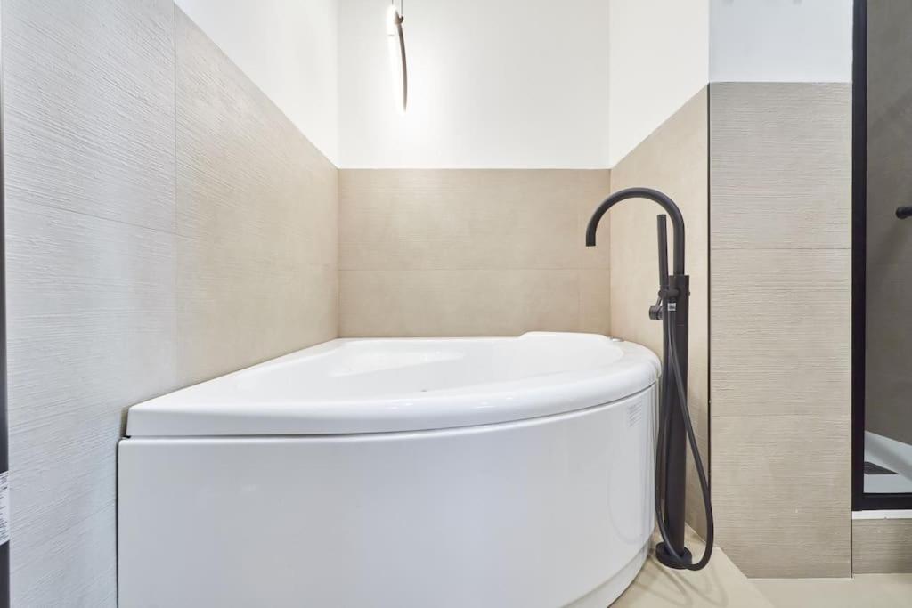 Easylife - Luxury Design With Jacuzzi Apartment Mailand