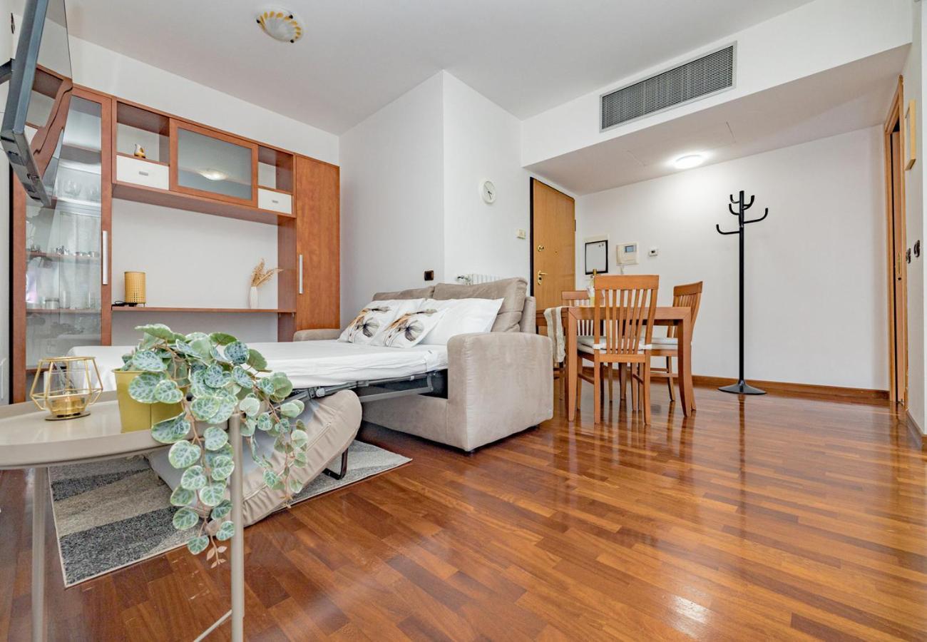 Apartment Bicocca- Arcimboldi's Terrace & Private Parking
