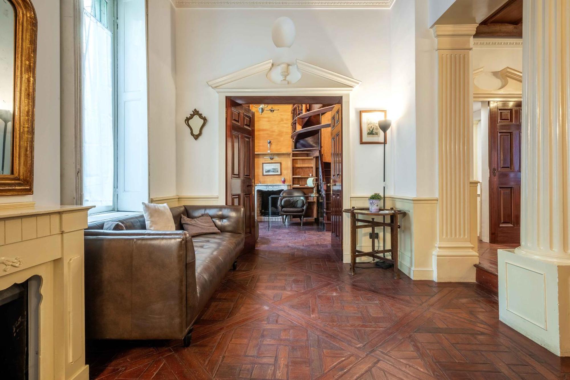 Exclusive 4 Bedrooms Near Duomo Apartment