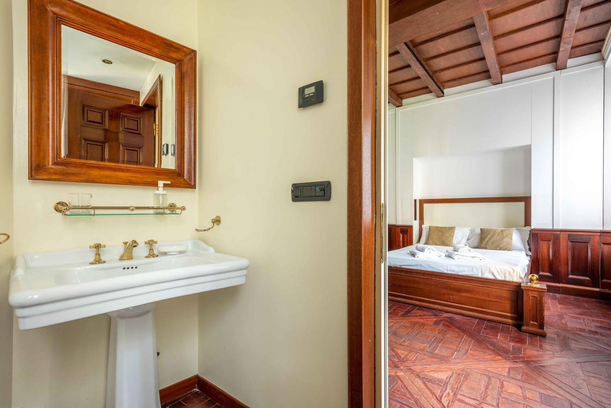 Apartment Exclusive 4 Bedrooms Near Duomo