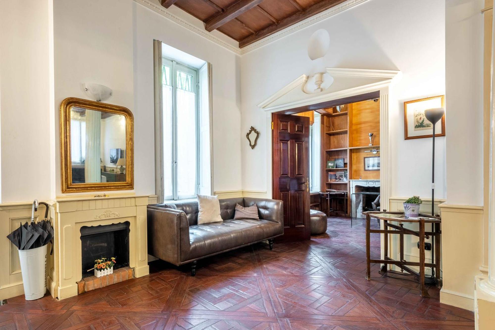 Exclusive 4 Bedrooms Near Duomo Apartment *