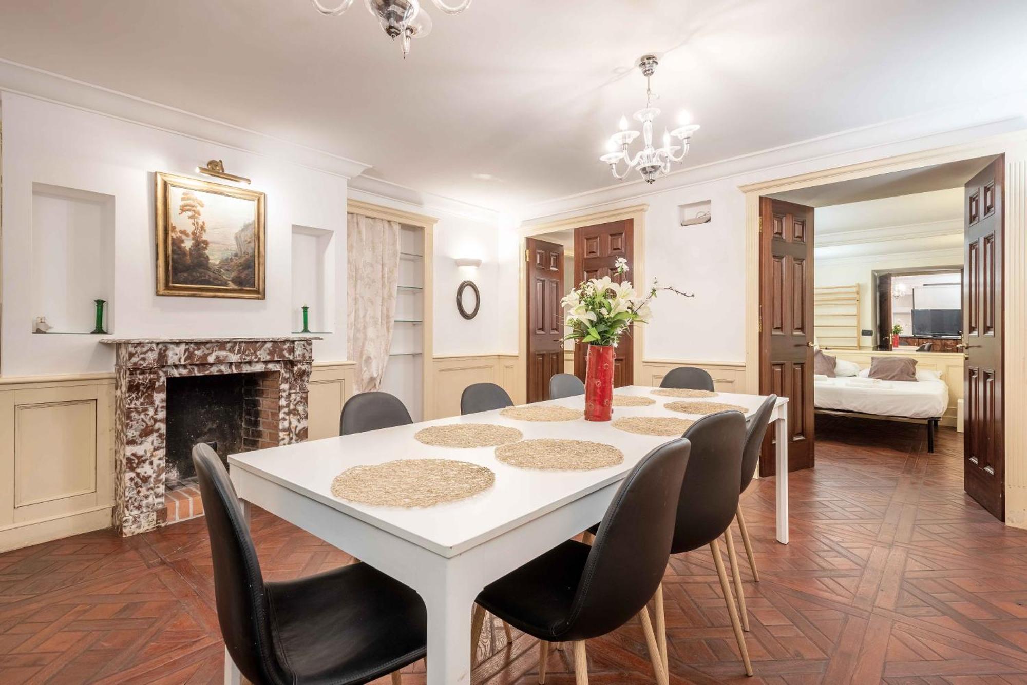 Exclusive 4 Bedrooms Near Duomo Apartment Mailand