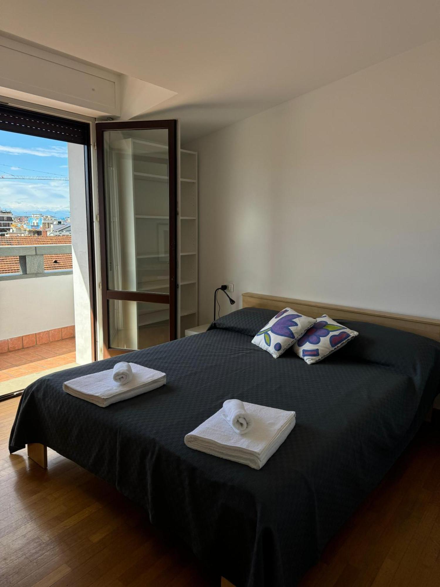 Isola- Attico Con Balcone Apartamento Milão