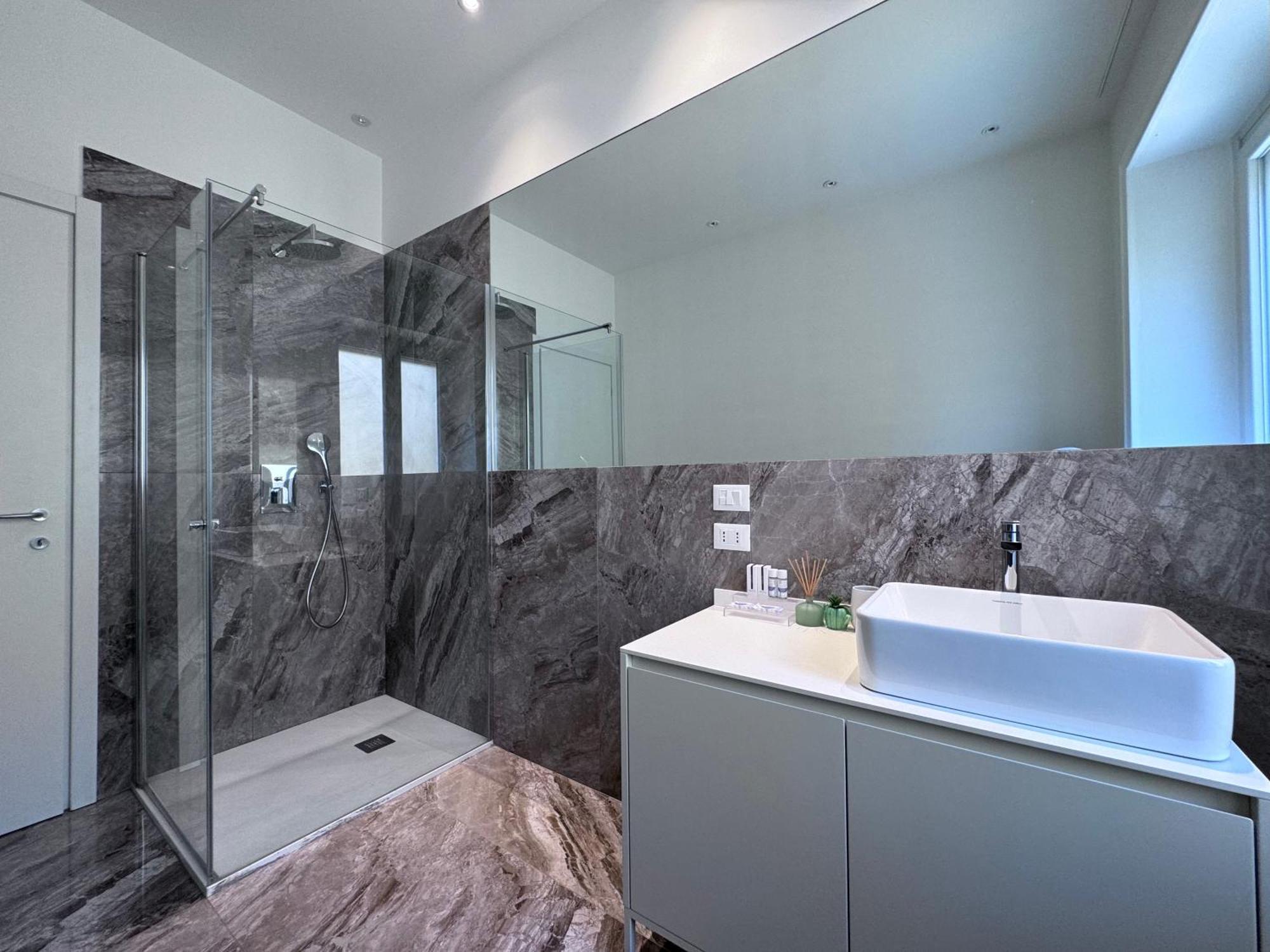 Cool And Big Duomo - White Apartment Mailand