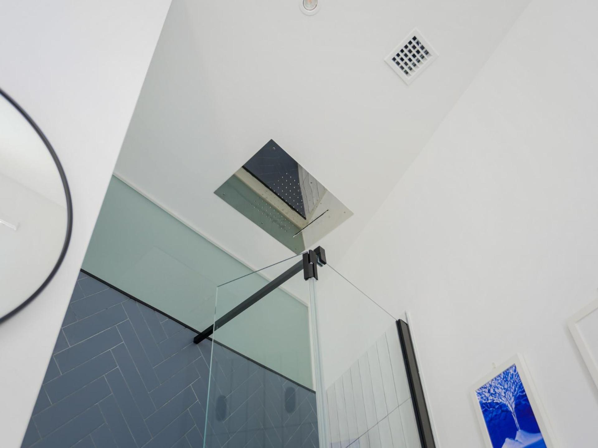 The Rent - Spacious And Renovated Multi-room In The Missori Area Apartment