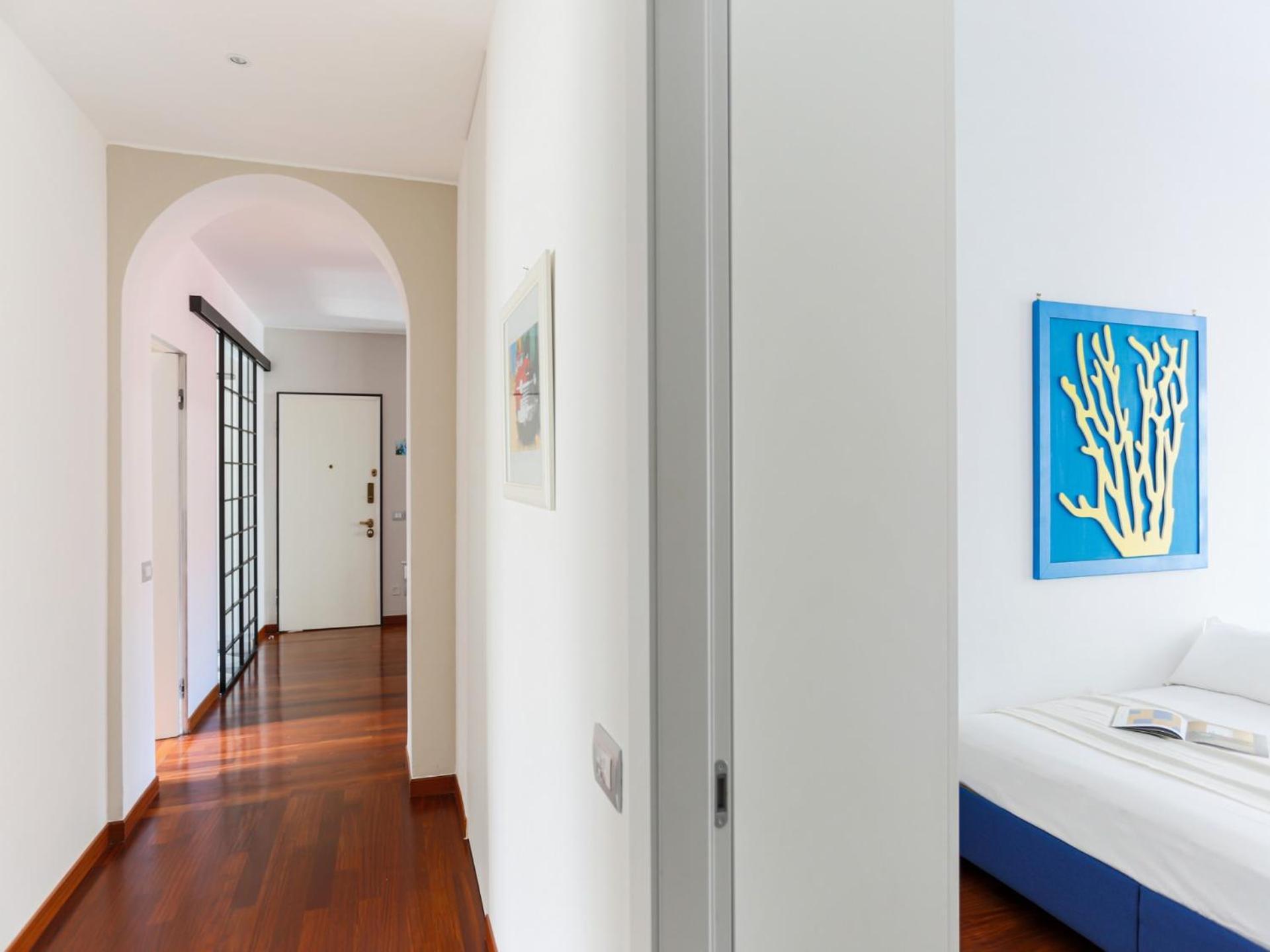 The Rent - Spacious And Renovated Multi-room In The Missori Area Apartment