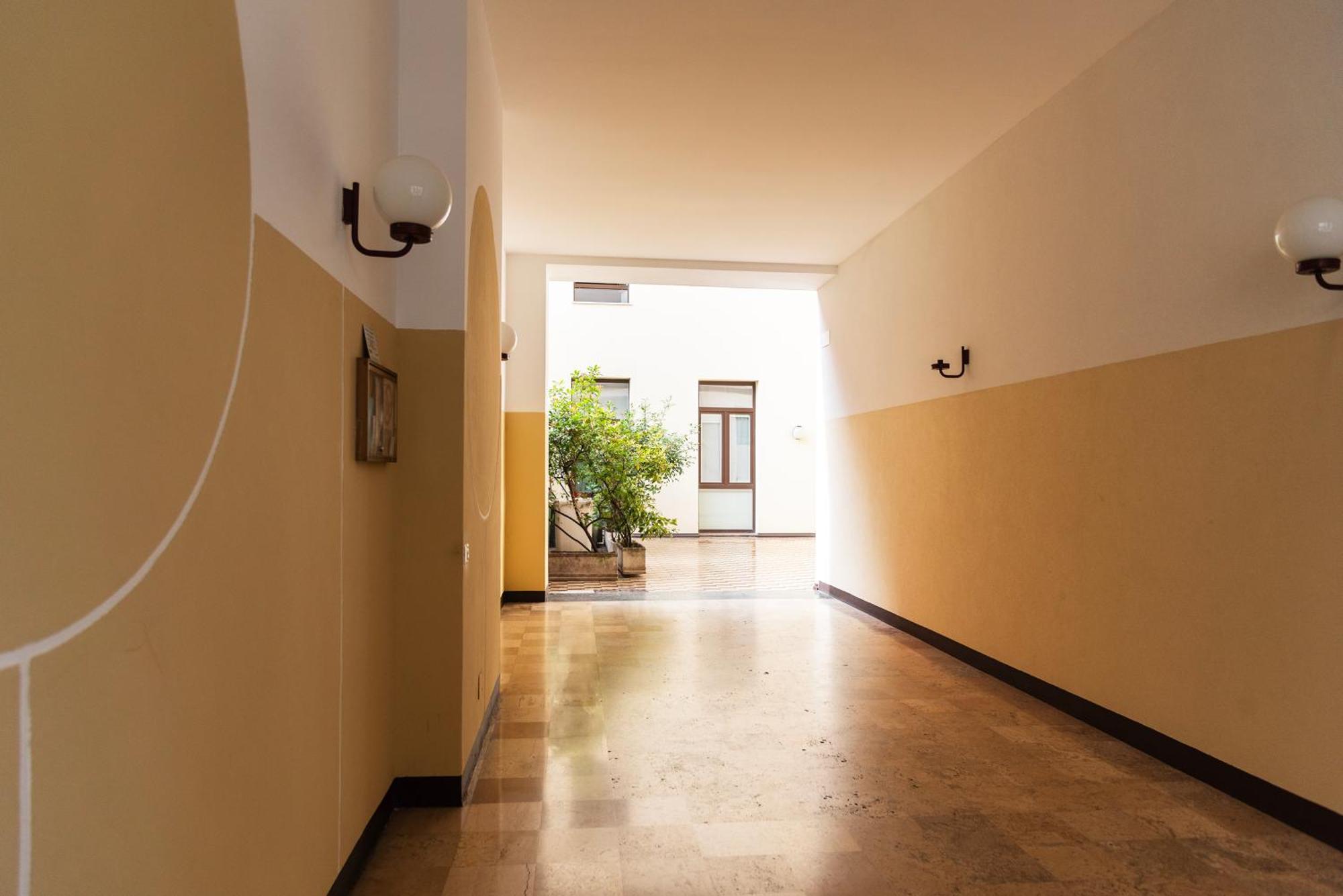 Apartment Youhosty - Lecco 11