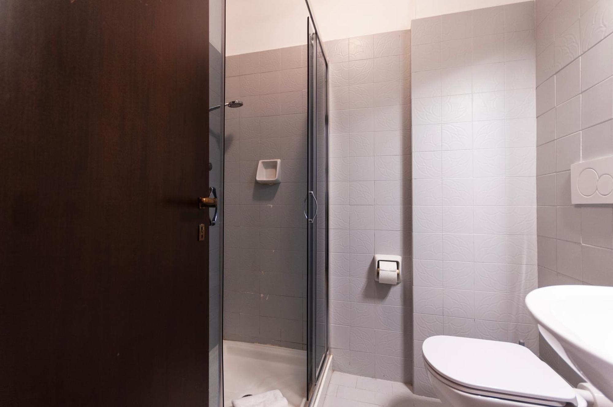 Apartment Youhosty - Lecco 11