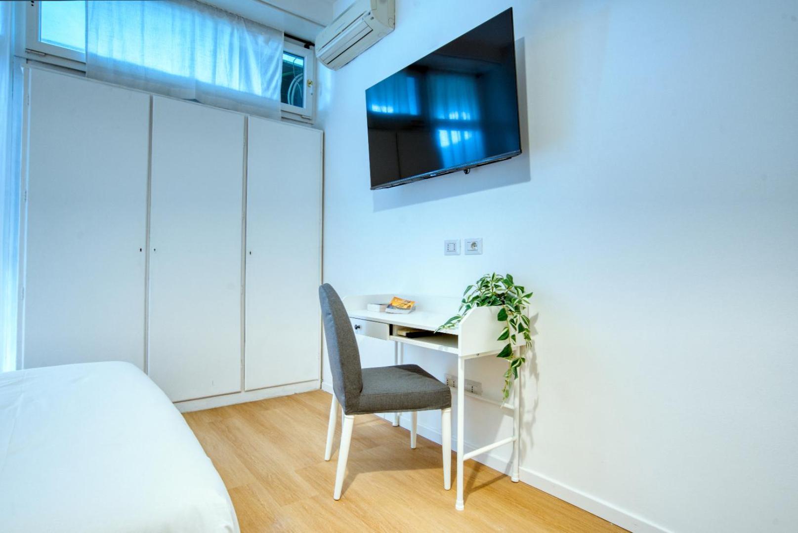 Italianflat - Elegant With Balcony In Navigli Mailand