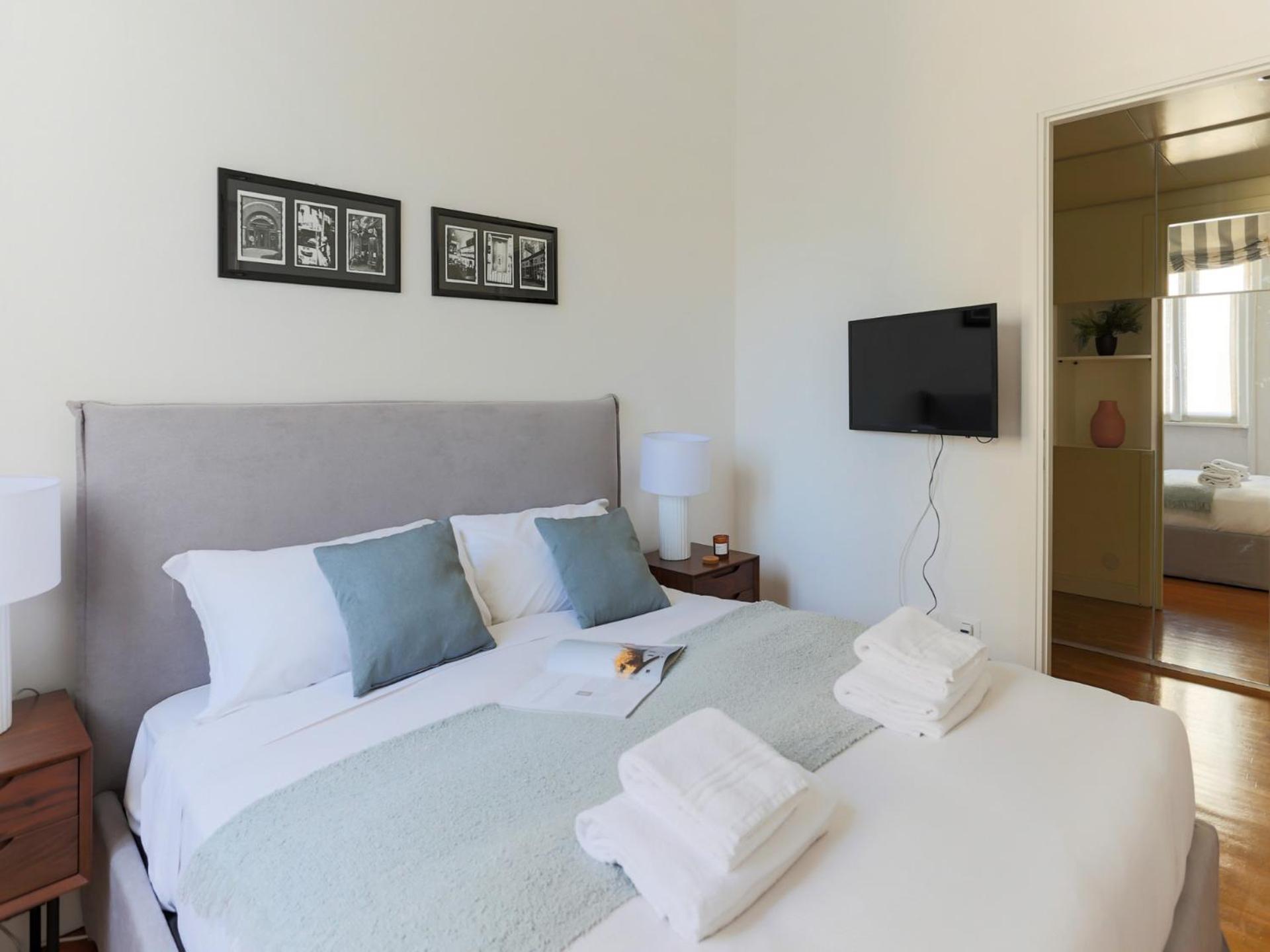 The Rent - Spacious Two-bedroom In Crocetta Apartment