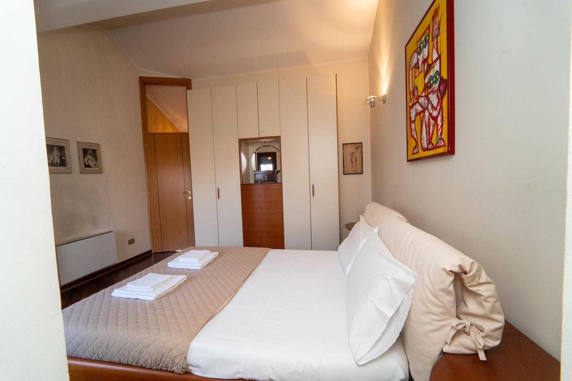 Apartment Penthouse Isola, A Few Steps From Offices Cortina 26