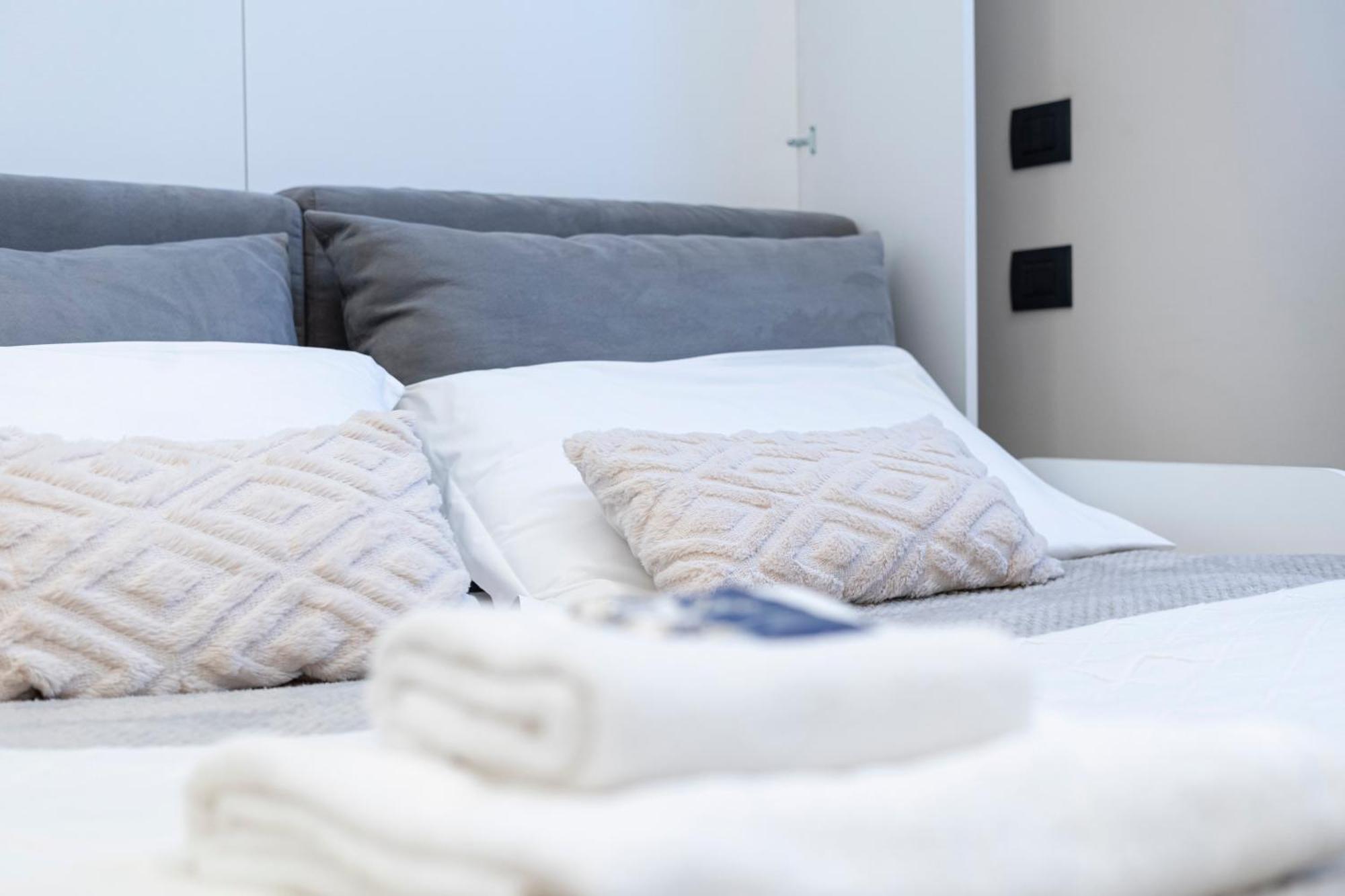 Designed In Center Gae Aulenti Area With Ac, Wifi And Subway Airport Connected Steps From Station