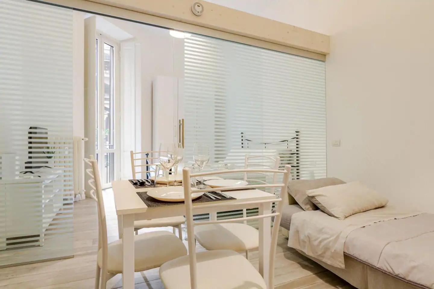 Elegance - - Via Spartaco
