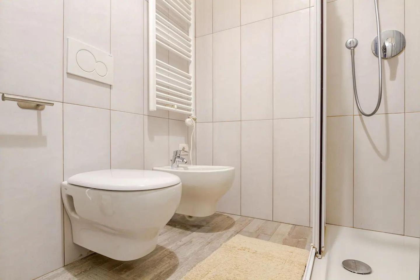 Elegance - - Via Spartaco Milan
