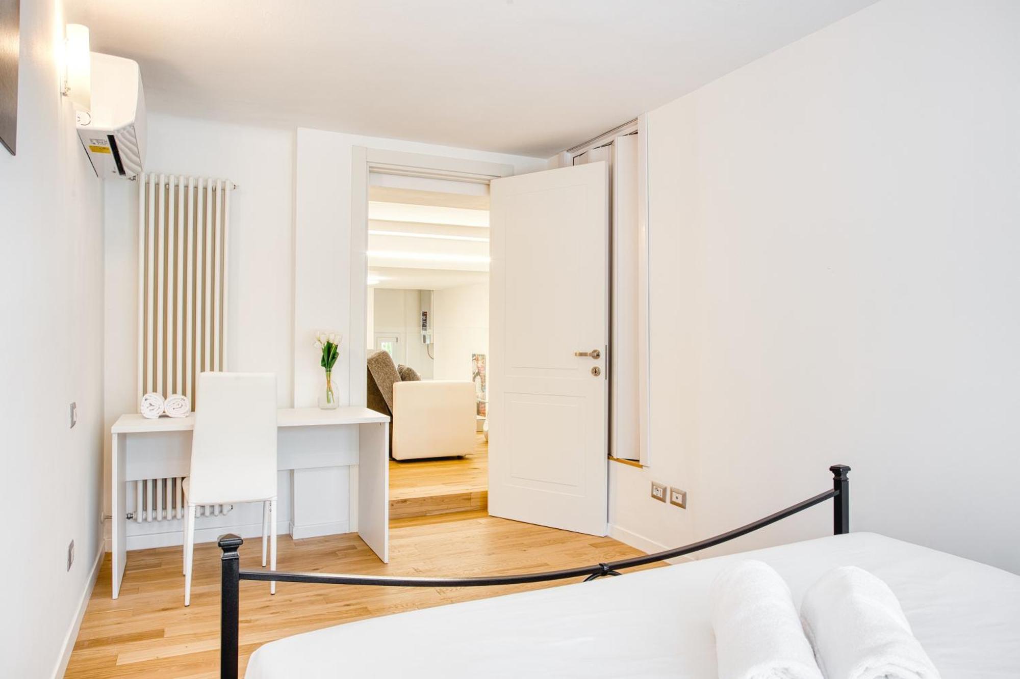 Walk To Navigli - Via Gola - 2 Bedrooms Apartment *