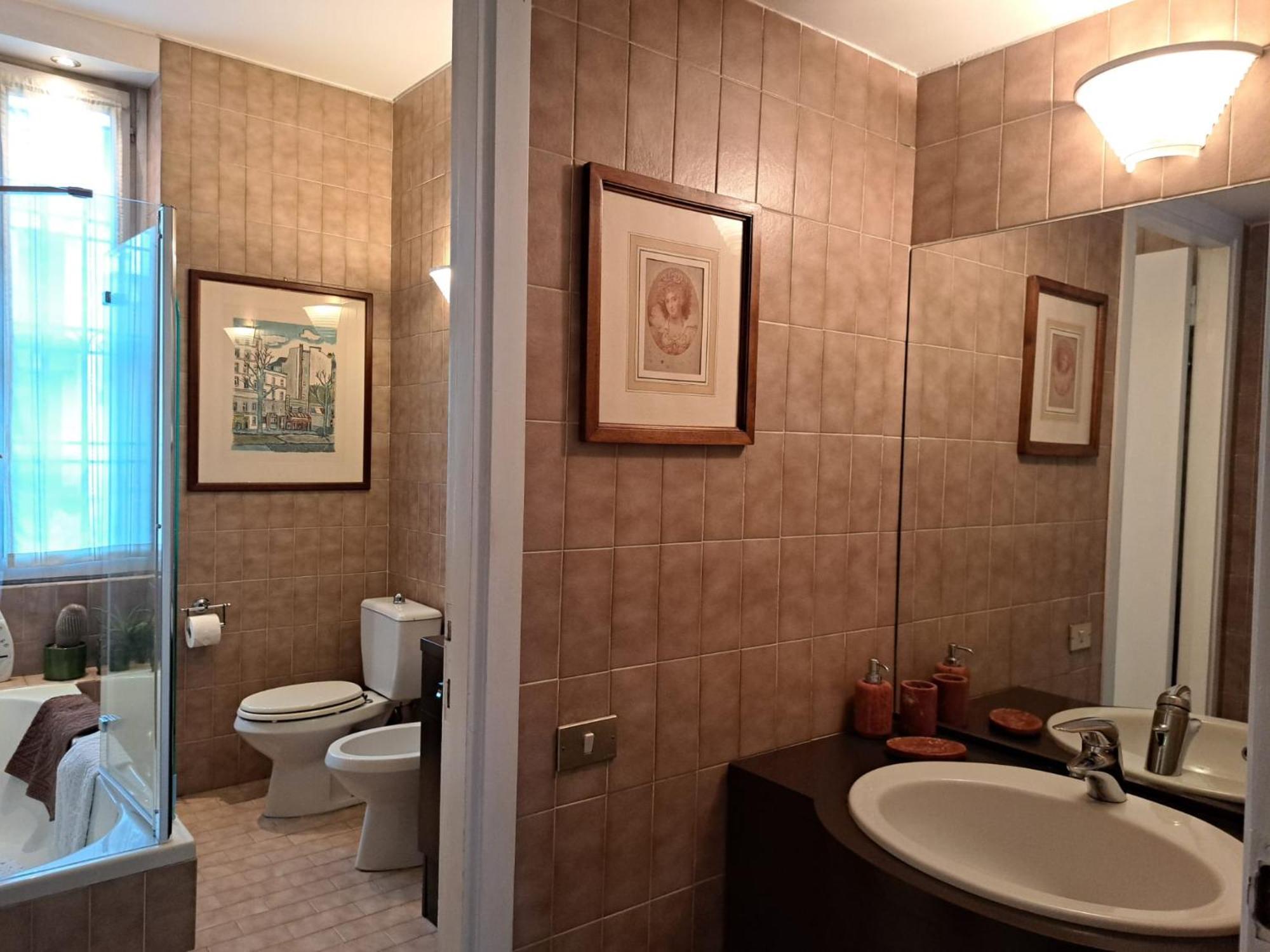 Acomodação com café da manhã  Casa Mari - Free Secure Parking, Breakfast, Private Bathroom, Wifi, Garden, Aircon, 5 Min Walk To Metro And Train Station *