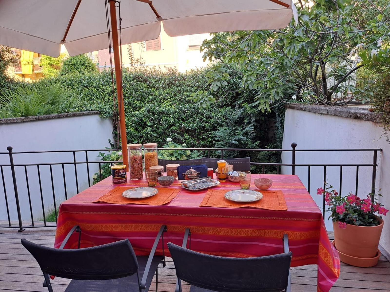 Casa Mari - Free Secure Parking, Breakfast, Private Bathroom, Wifi, Garden, Aircon, 5 Min Walk To Metro And Train Station Acomodação com café da manhã  *