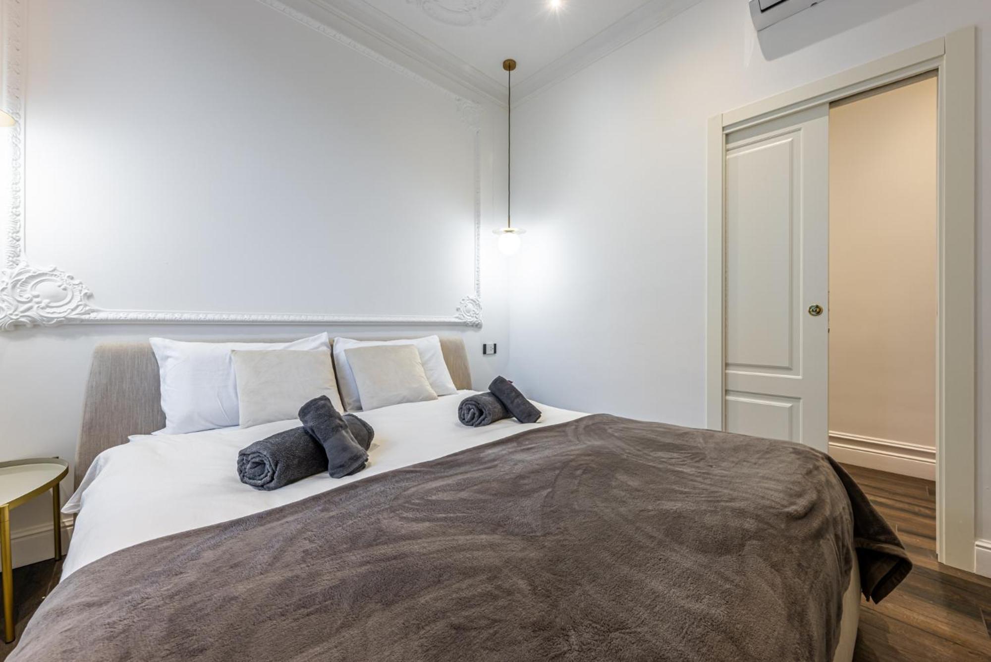 Apartment Station, Luxury & Modern With Comfort! *