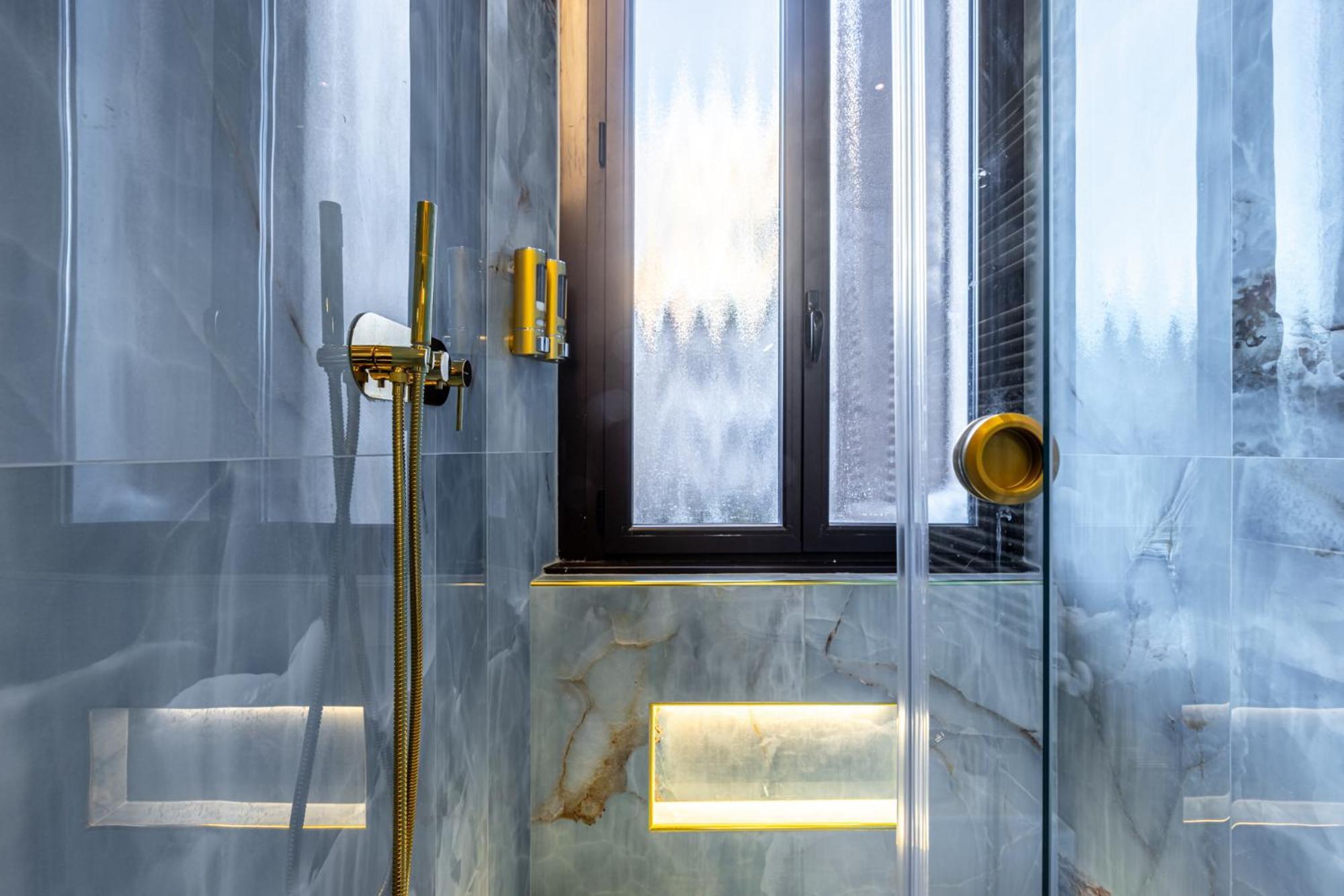 Apartment Station, Luxury & Modern With Comfort! *