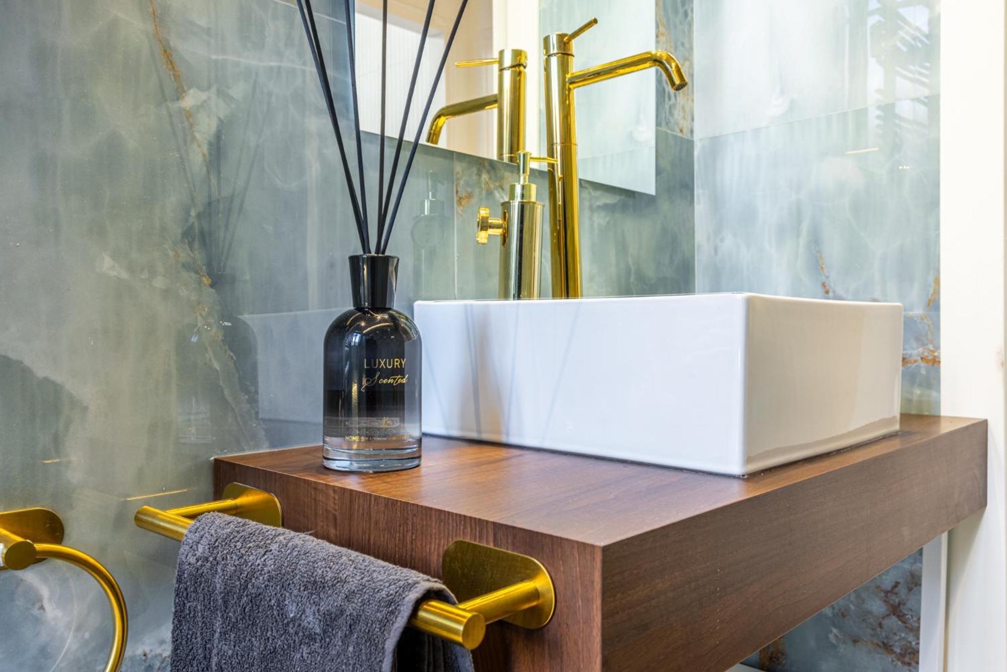 Apartment Station, Luxury & Modern With Comfort! *