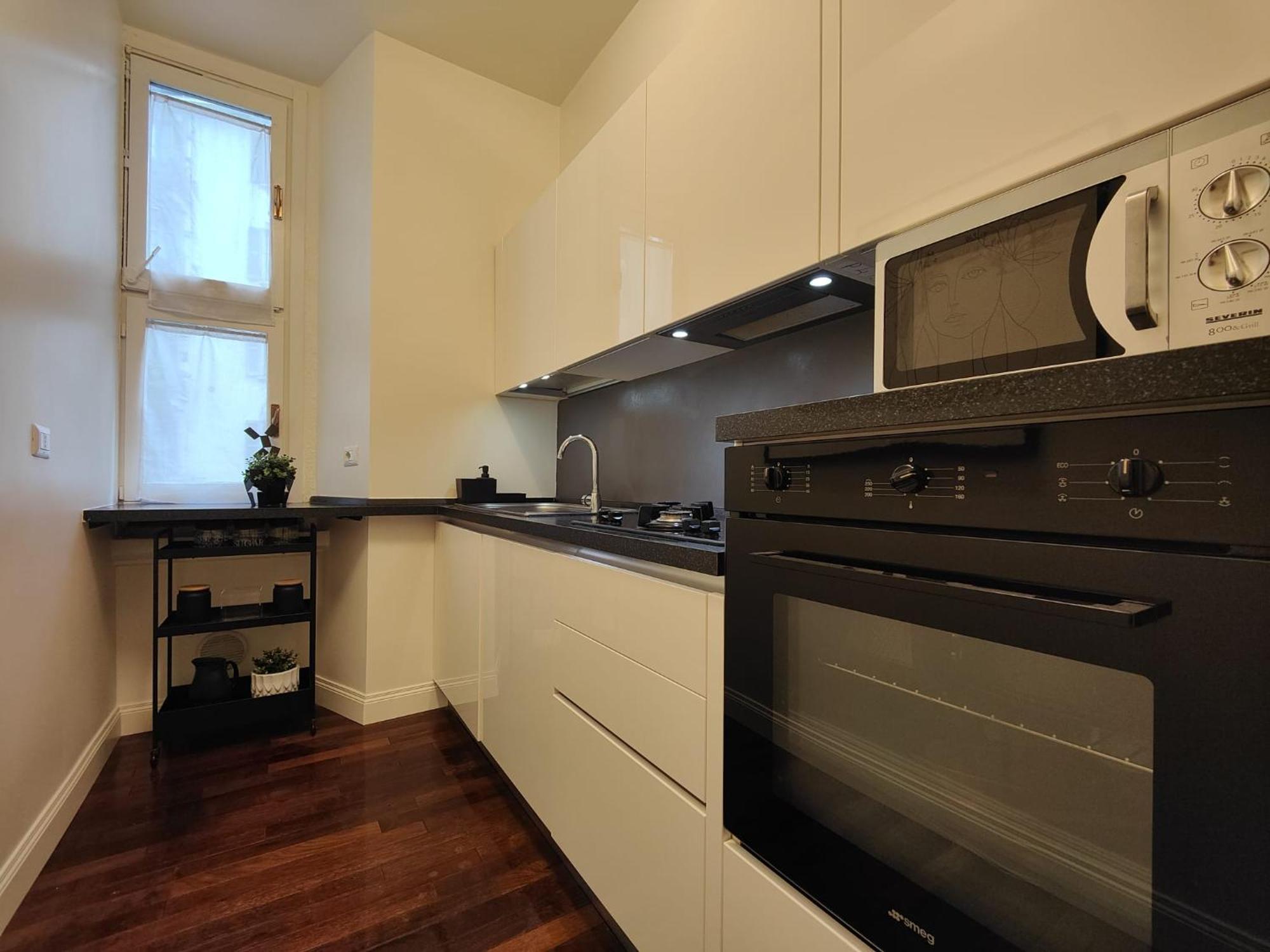 9 Guests 2 Apartments Together 2 And 3 Floor With, 4 Bedrooms, 4 Baths In Milano Downtown With Ac, Wifi And Subway M1 M2 Airport Connected * Milão