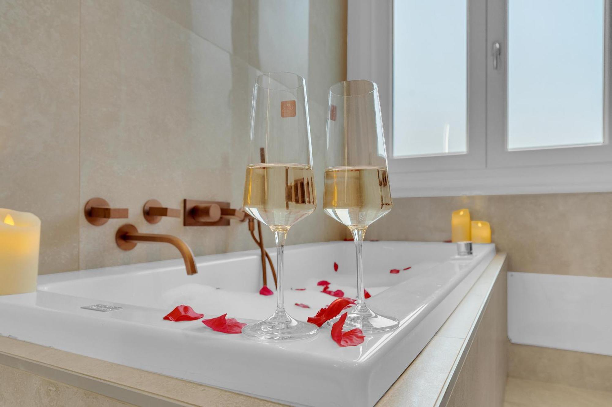 Is In The Air - Suspended Bed & Bath Hub Apartamento *