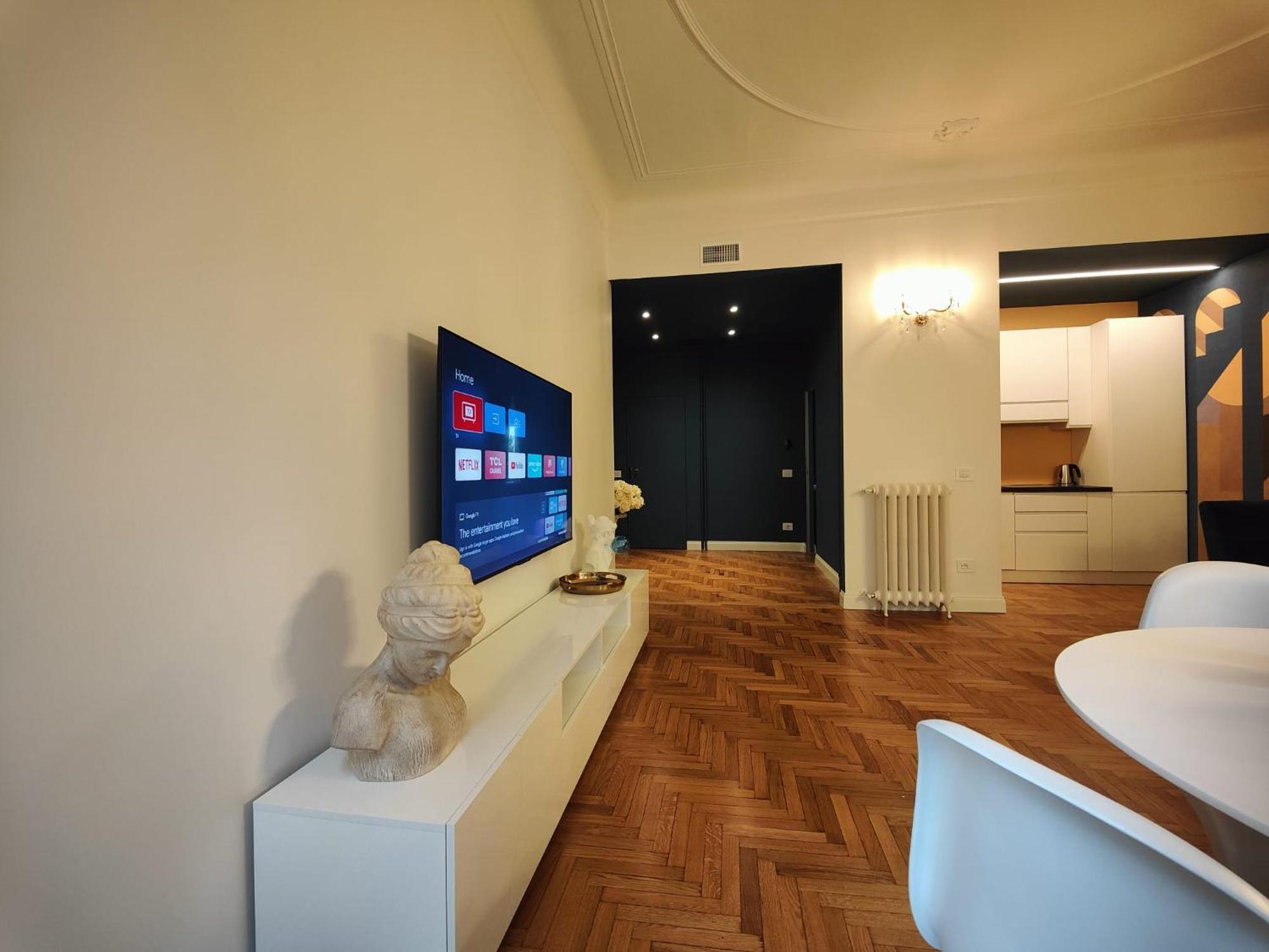 9 Guests 2 Apartments Together 2 And 3 Floor With, 4 Bedrooms, 4 Baths In Milano Downtown With Ac, Wifi And Subway M1 M2 Airport Connected *