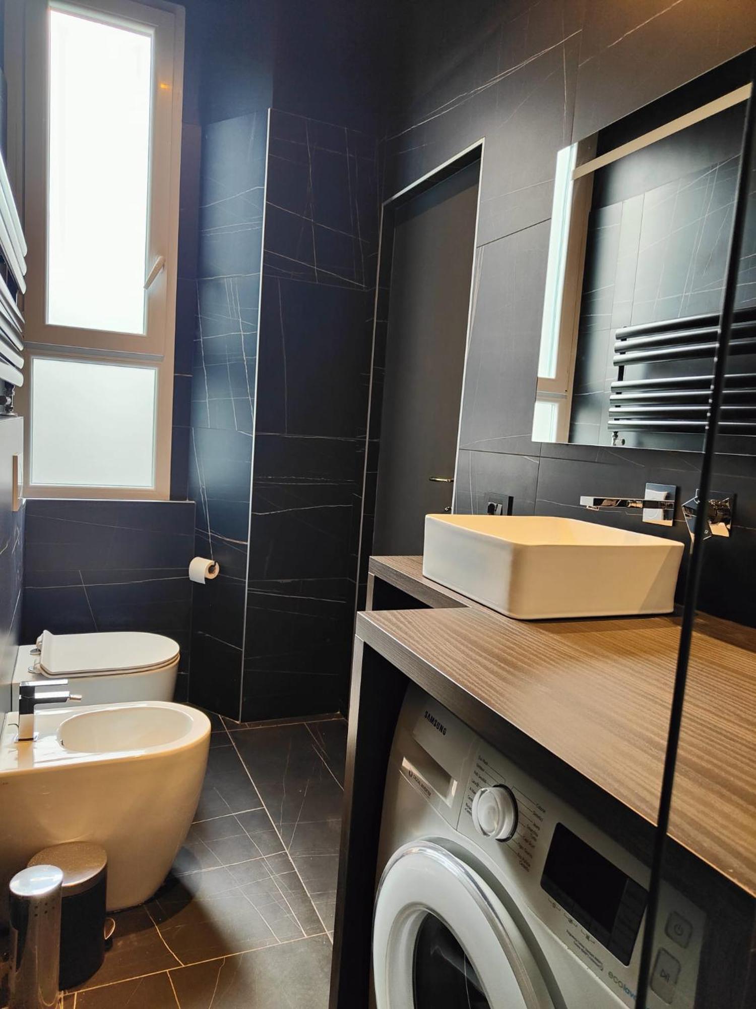 9 Guests 2 Apartments Together 2 And 3 Floor With, 4 Bedrooms, 4 Baths In Milano Downtown With Ac, Wifi And Subway M1 M2 Airport Connected Milão