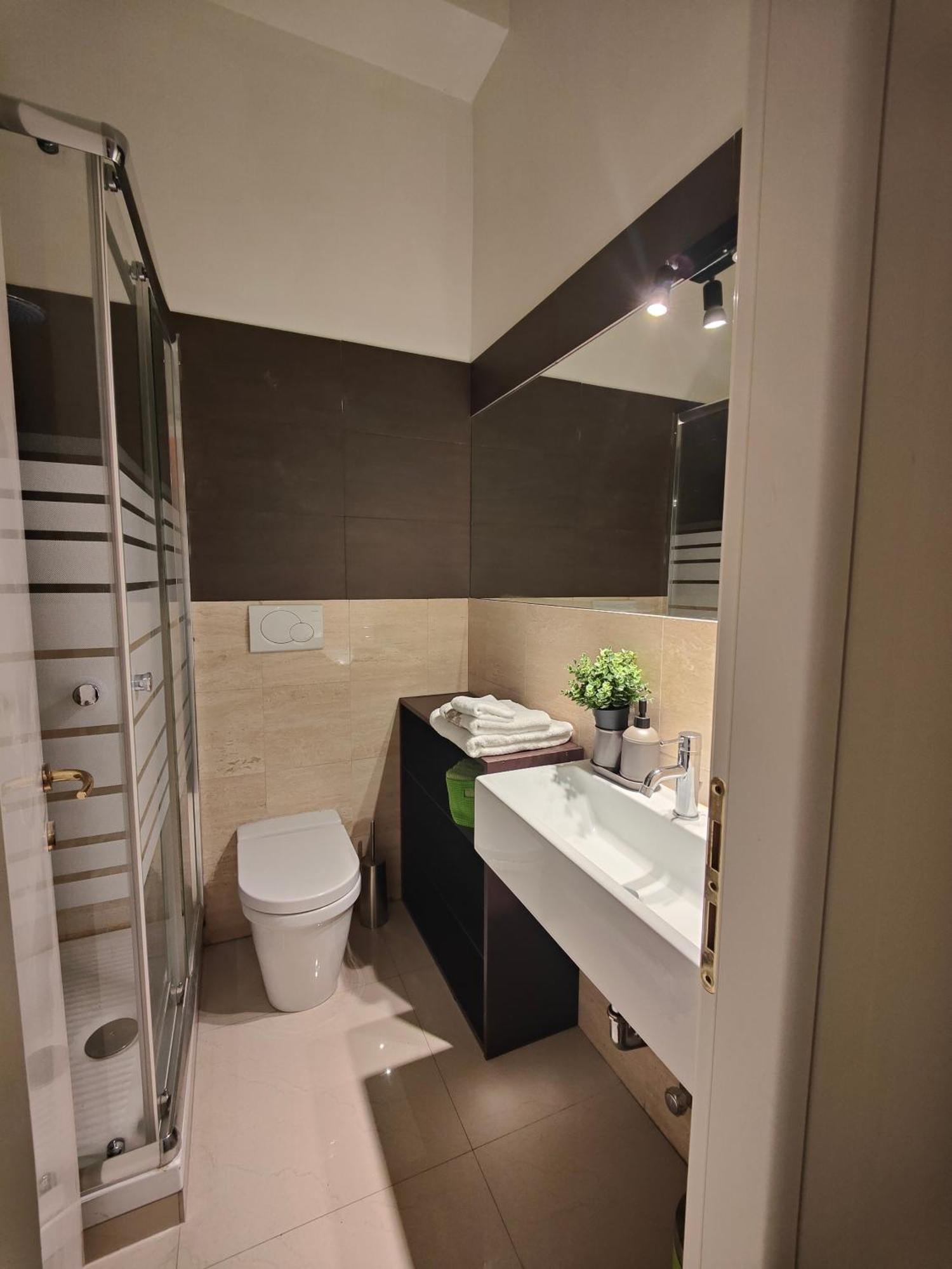 Apartamento 9 Guests 2 Apartments Together 2 And 3 Floor With, 4 Bedrooms, 4 Baths In Milano Downtown With Ac, Wifi And Subway M1 M2 Airport Connected